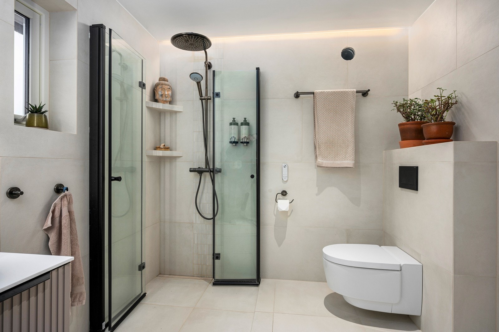 Veggehengt spyletoalett med fjernkontroll og lekker dusjnisje. Galleribilde