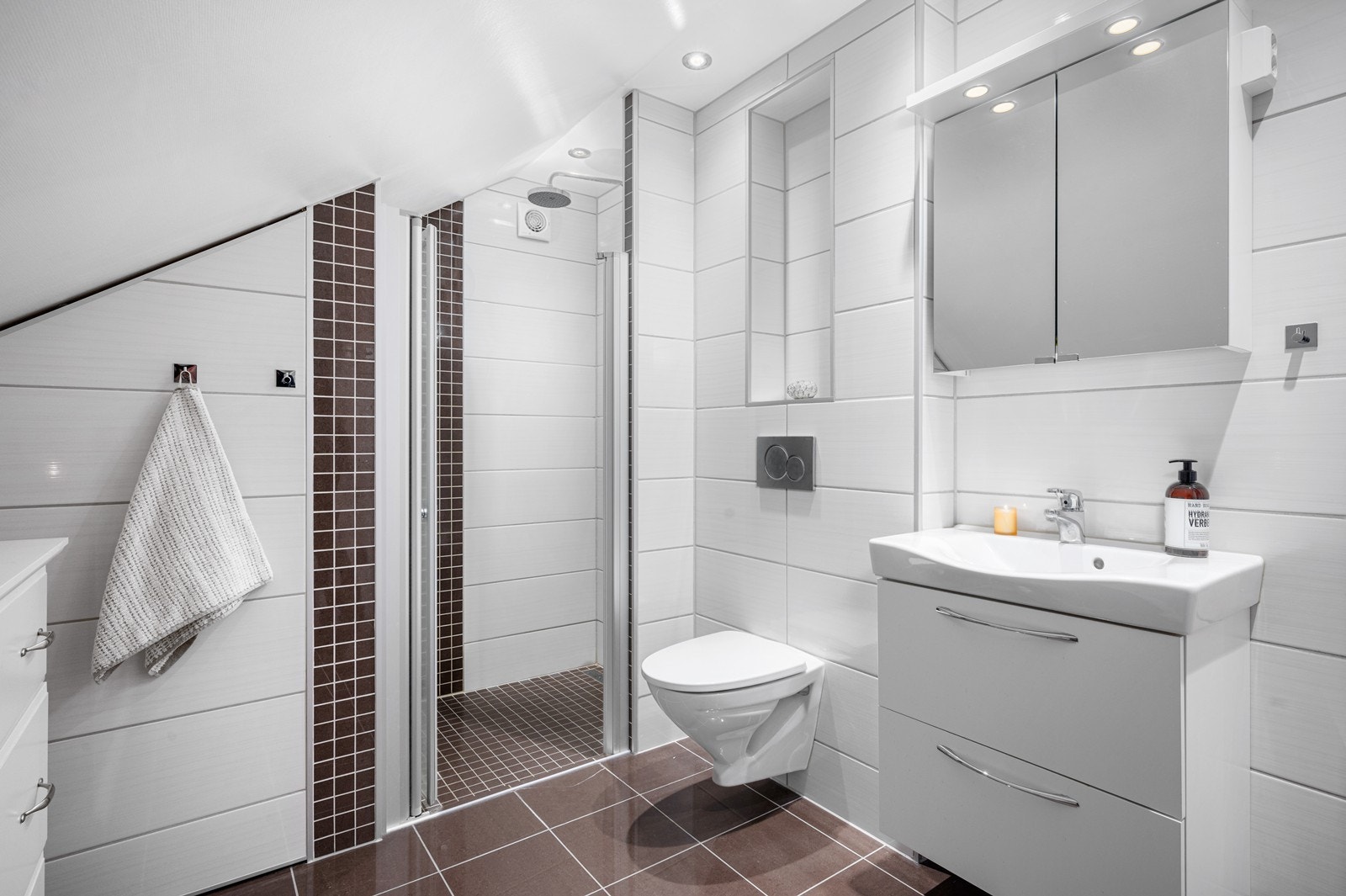 Dusjnisje - vegghengt wc og servantinnredning. Galleribilde