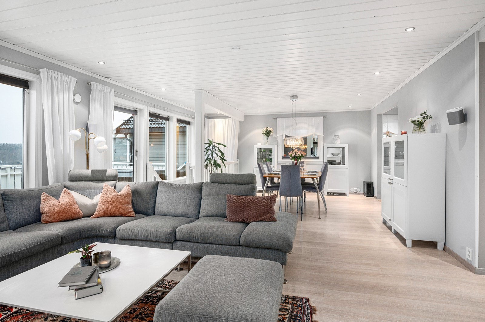 Lys og tiltalende stue med gode vindusflater Galleribilde