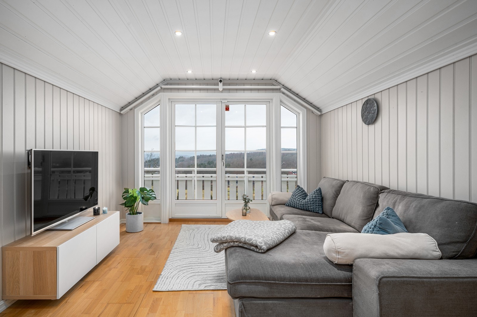 Tv-stue i toppetasjen med utgang til balkong iøverste etasje. Galleribilde