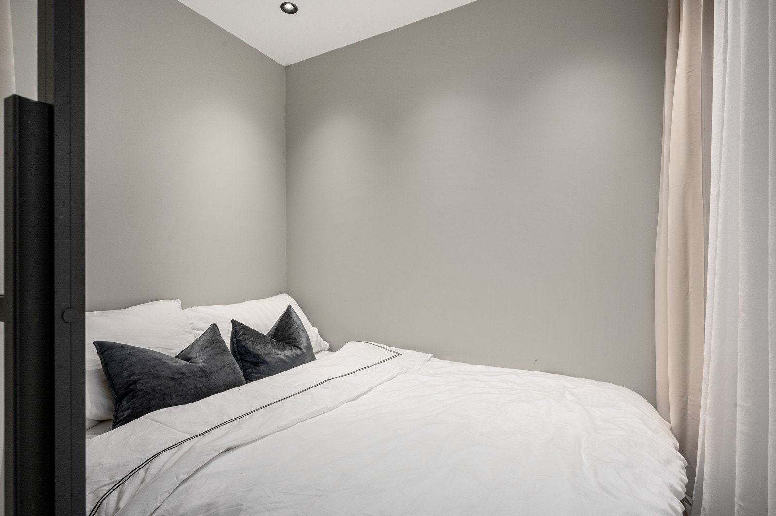 Sovealkove i hybel med glassdør Galleribilde