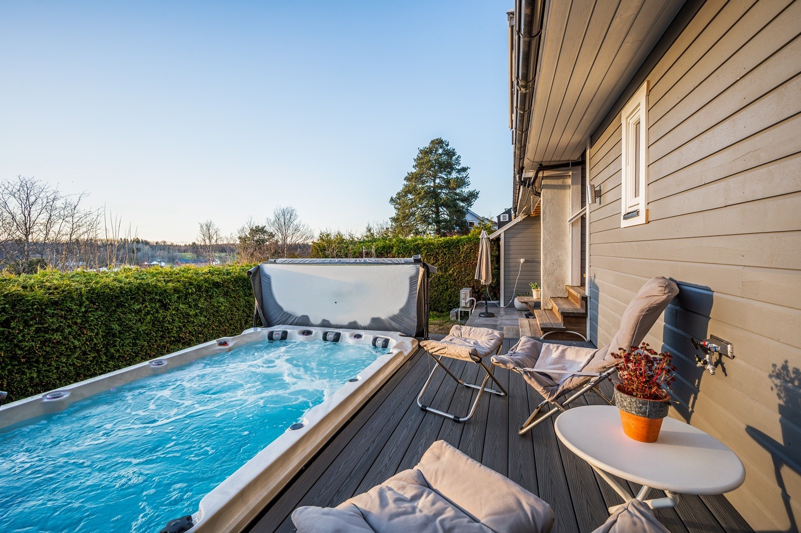 Jaucuzzi med motstrøm - Utgang fra soverom i underetasjen. Galleribilde