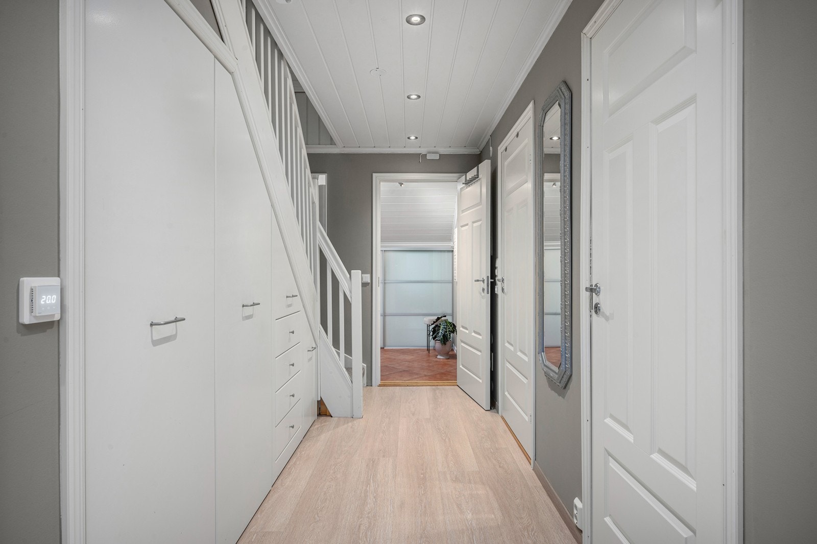 Gang med smart garderobe integrert under trapp. Varme i gulv. Galleribilde