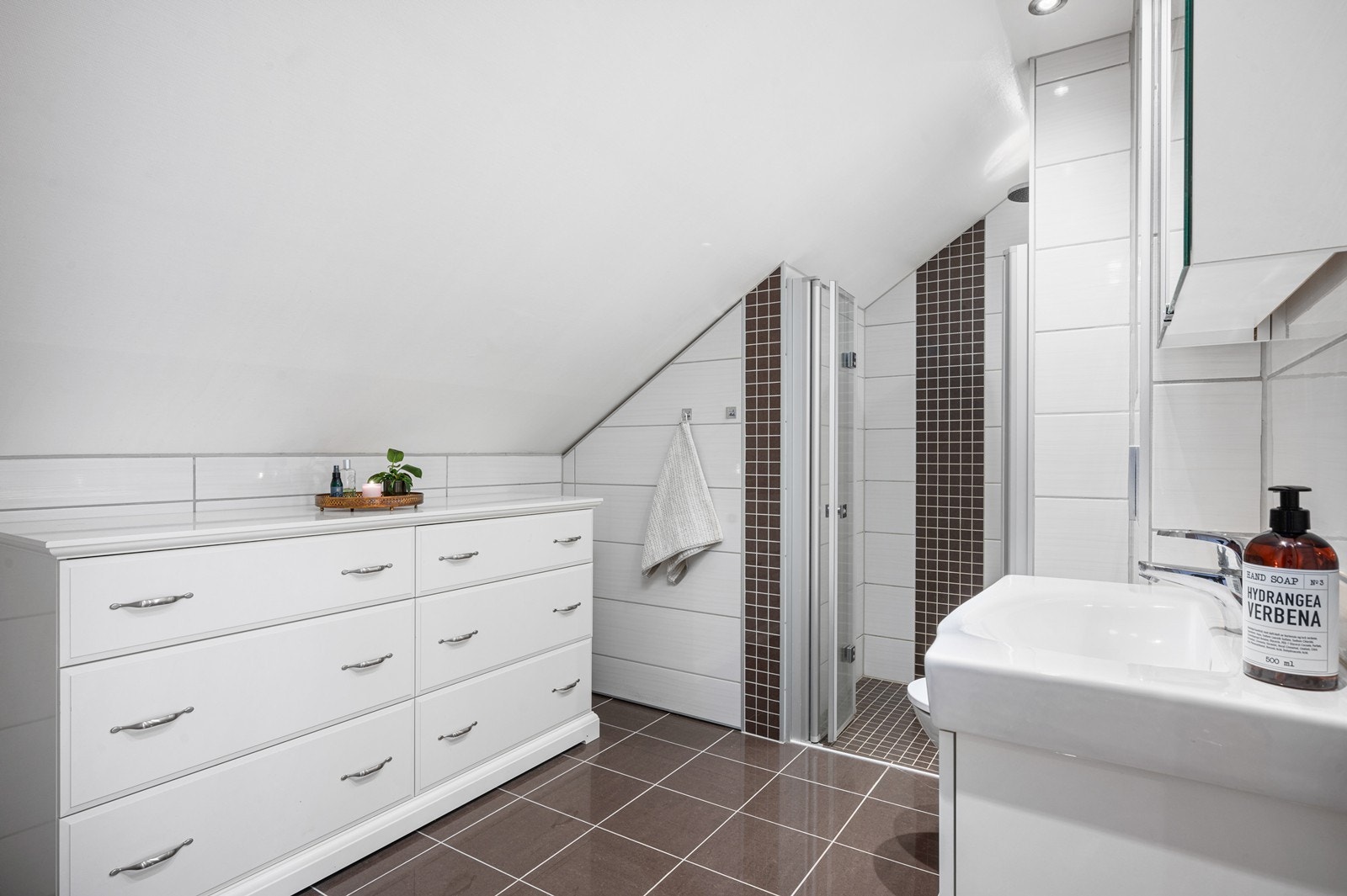 Flislagt bad i øverste etasje. Galleribilde