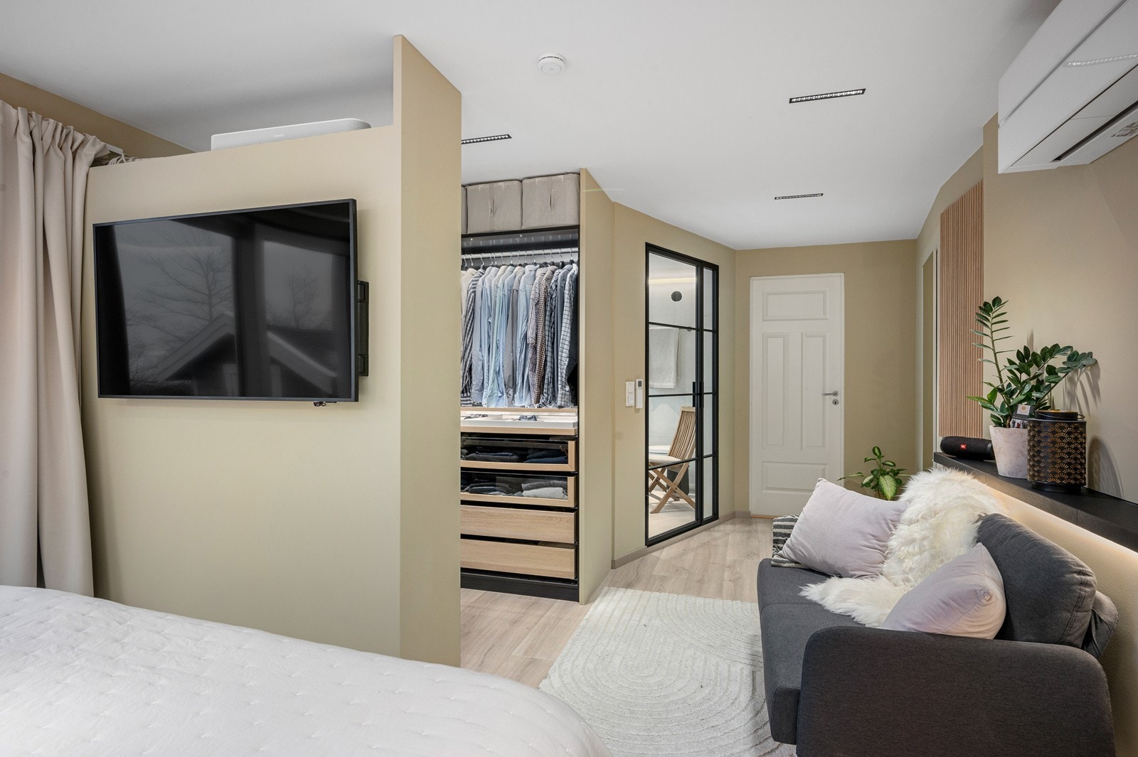 Soverom i underetasjen med varmepumpe, eget bad og walk-in garderobe. Galleribilde