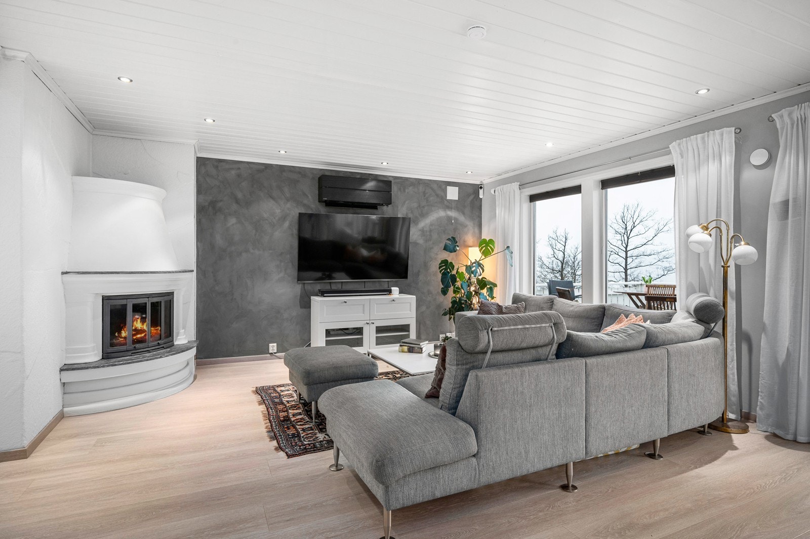 Stue med ildsted og varmepumpe Galleribilde