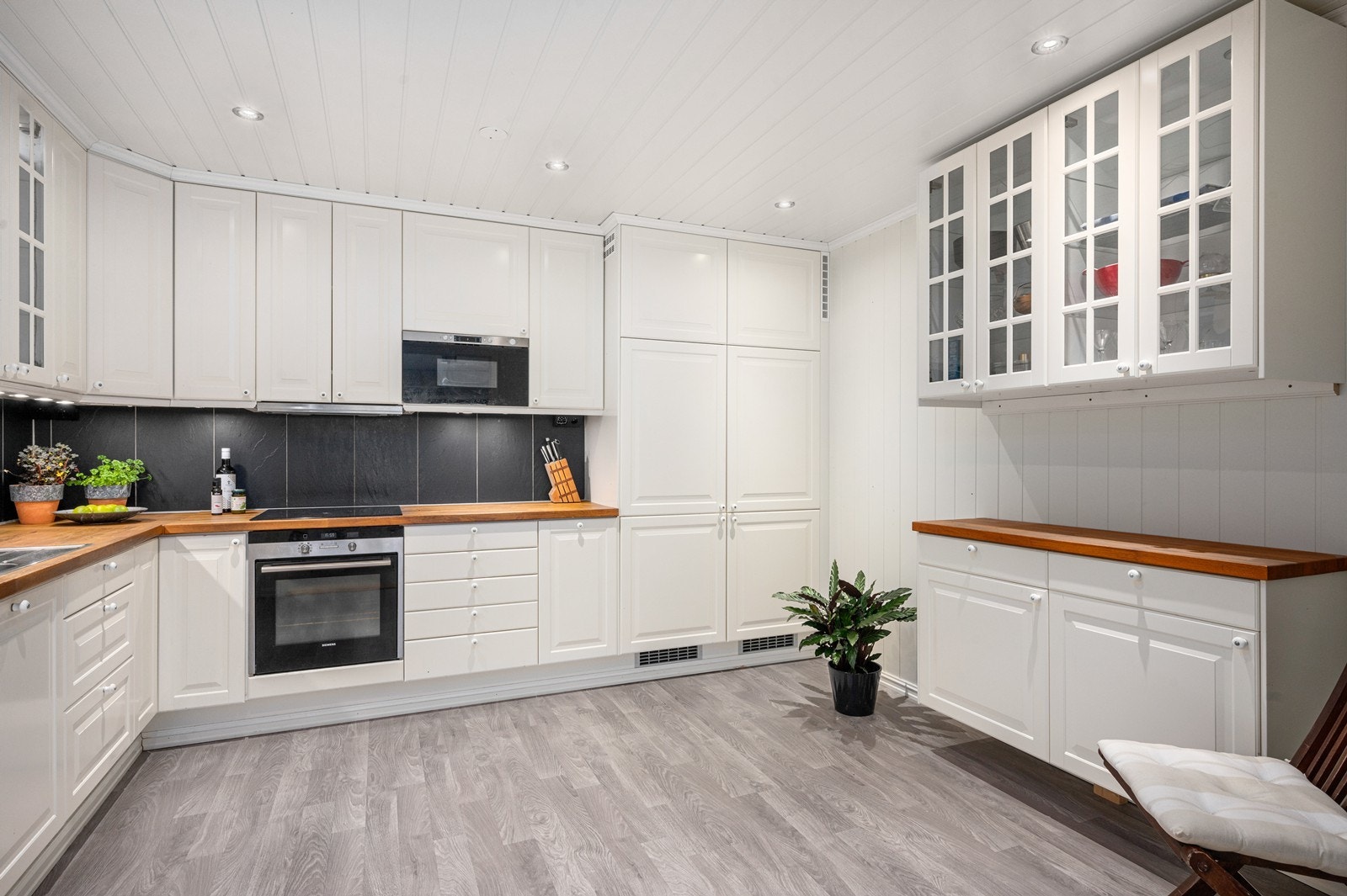 Profilert hvit kjøkkeninnredning Galleribilde