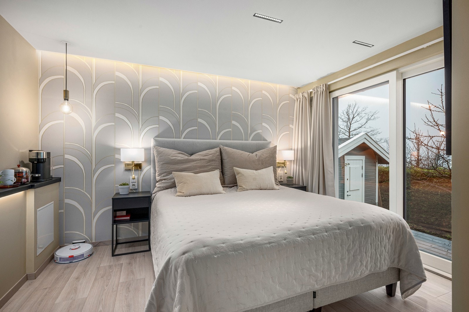 Soverom (nr. 4) i underetasjen med utgang til terrasse, hage og jacuzzi Galleribilde