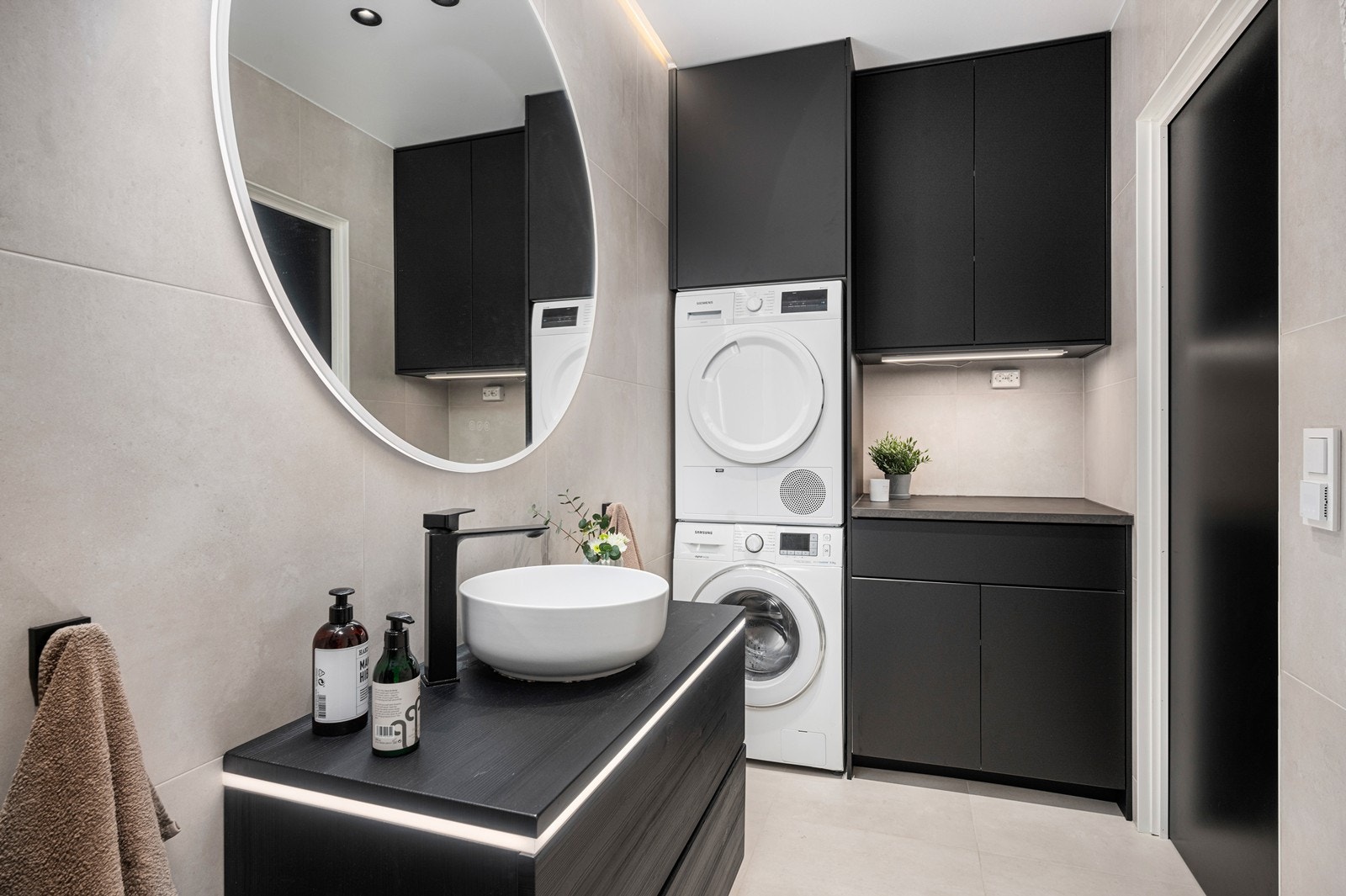 Delikat bad i hybel - praktisk løsning med kombinert vaskerom. Galleribilde