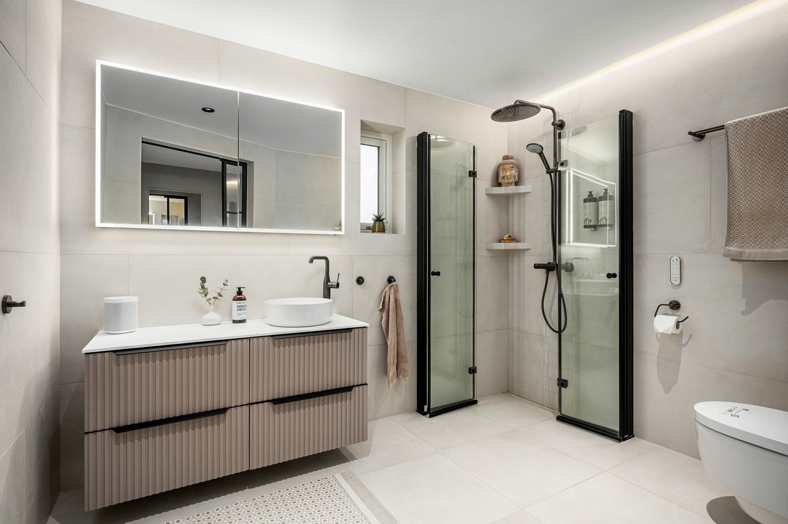 Lekkert bad i tilknytning til soverom i underetasjen Galleribilde