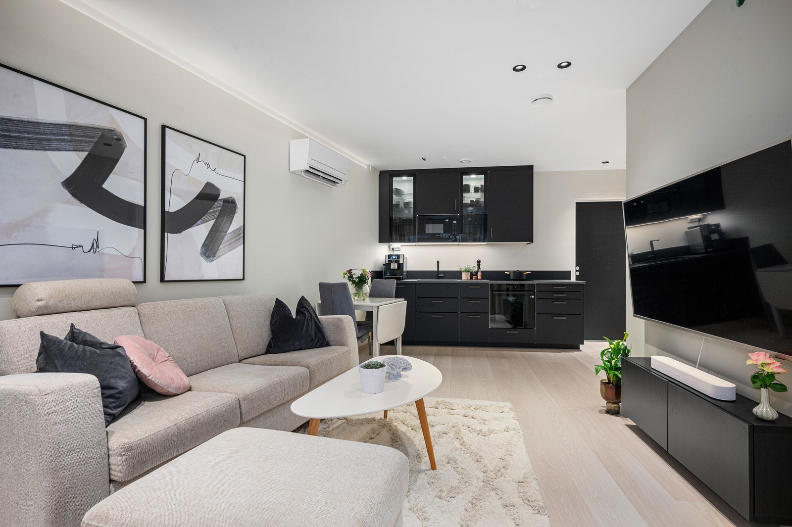 Hybel under garasjen - Kjøkken og stue i åpen løsning. Gjennomgående høy standard. Varmepumpe Galleribilde