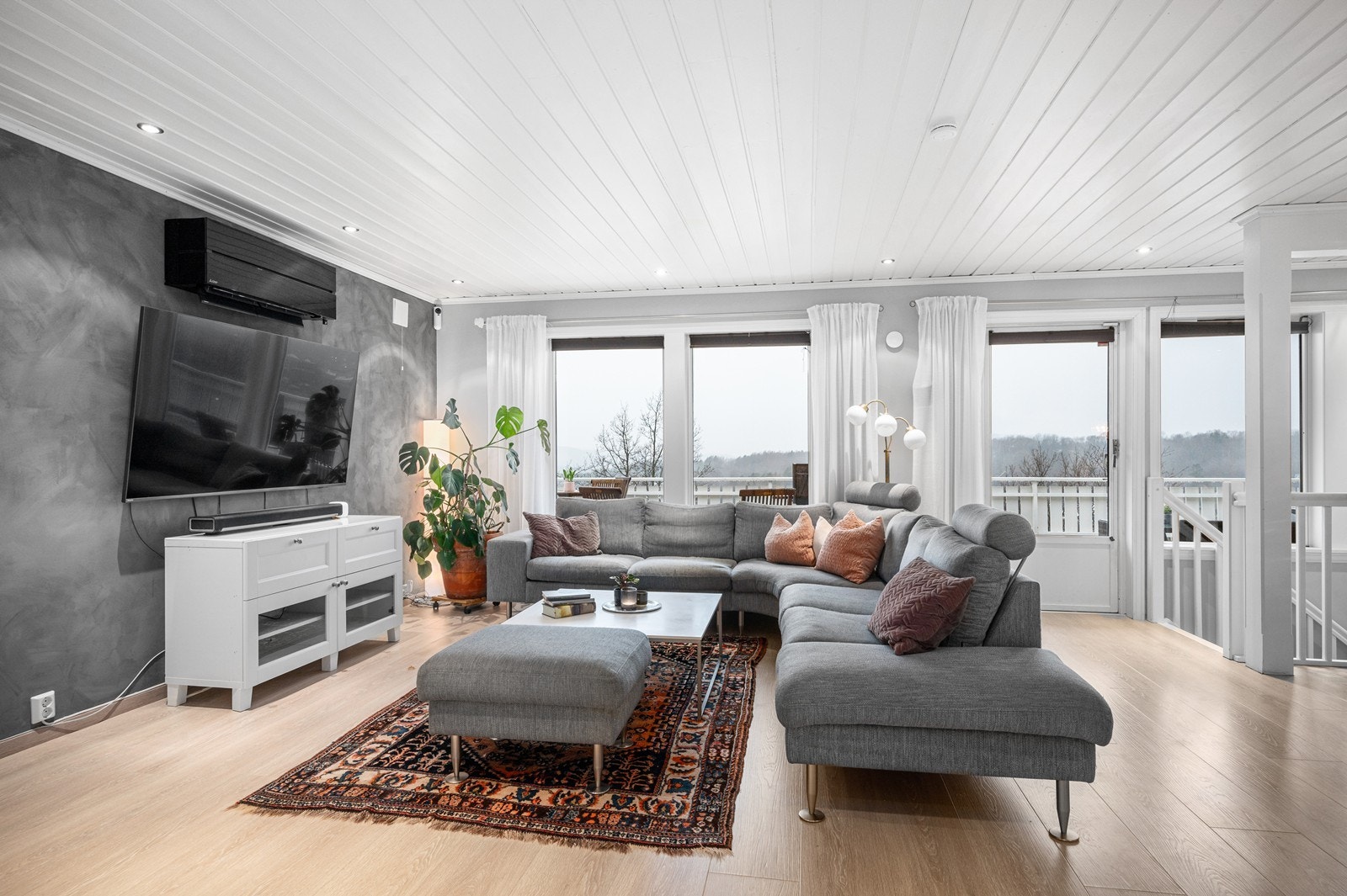 Stue med varmepumpe og utgang til stor terrasse mot vest. Galleribilde