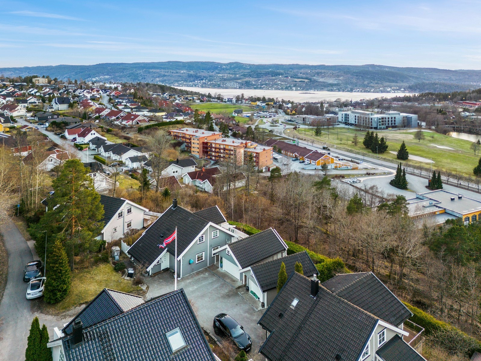 Flott beliggenhet i blindvei - uten innsyn og nydelig utsikt. Galleribilde