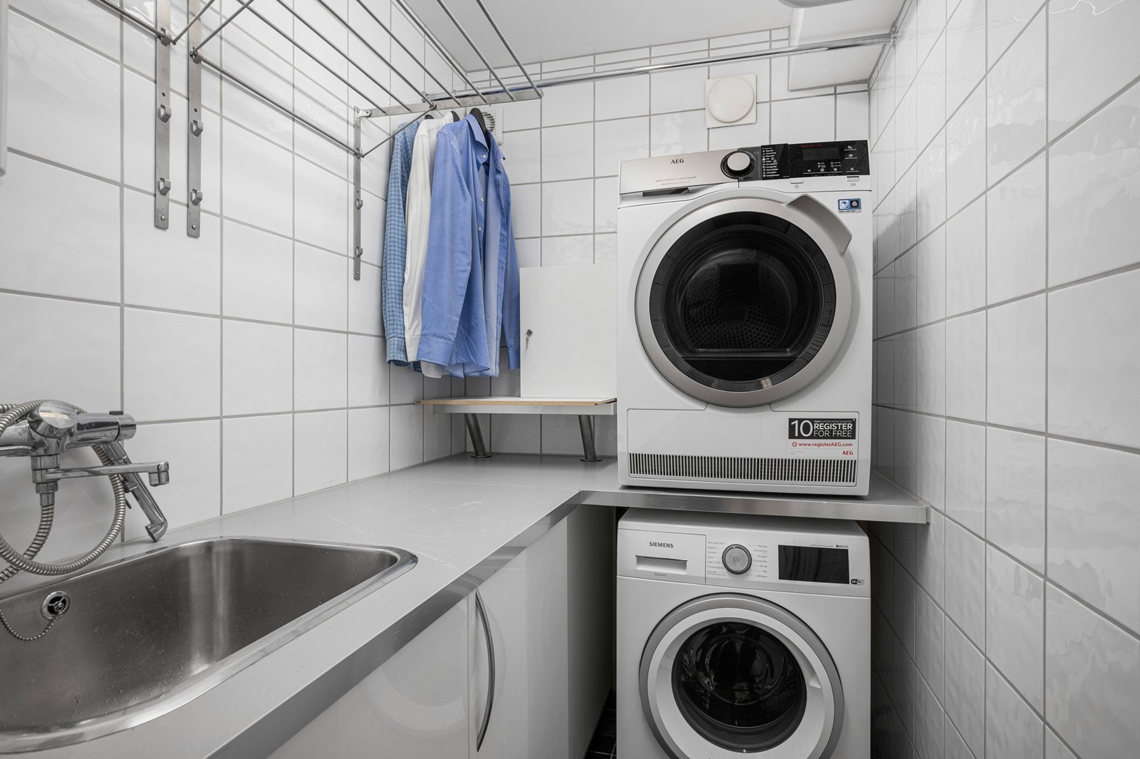 Praktisk vaskerom med benkeinnredning Galleribilde