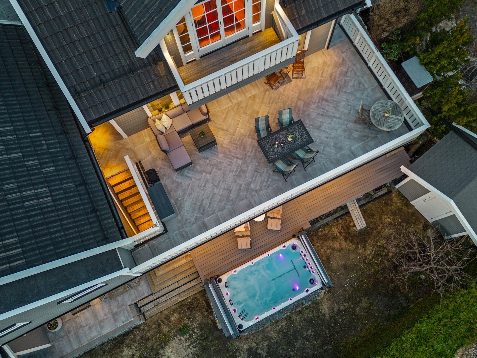 Flislagt terrasse og godt med plass. Galleribilde