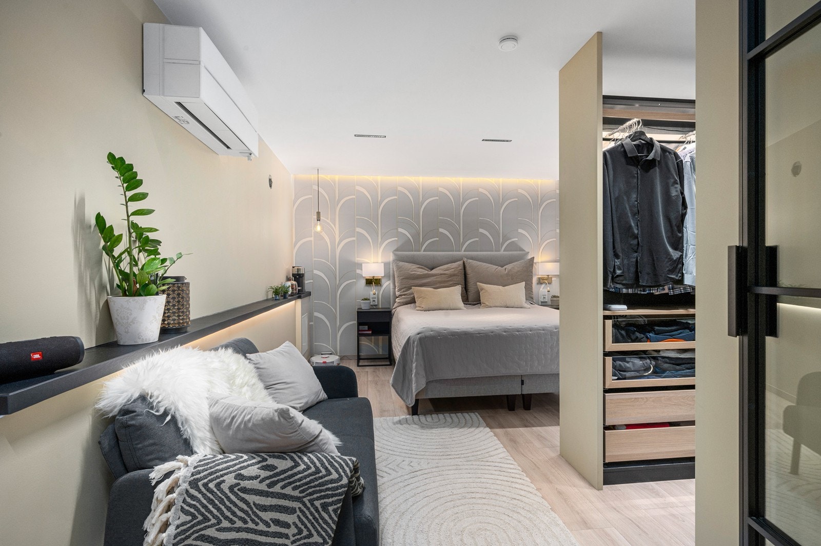 Hotel følelsen - Nyere soverom (nr.4) i underetasjen med egen walk-in garderobe og eget bad. Galleribilde