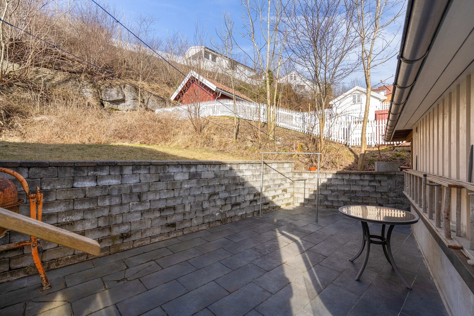 Tomten består av tre tomteparseller, på til sammen 465,3 m². Utvendig er det skiftet kledning på tre vegger og boligen er tilbygget med ny gang i 2016. Galleribilde