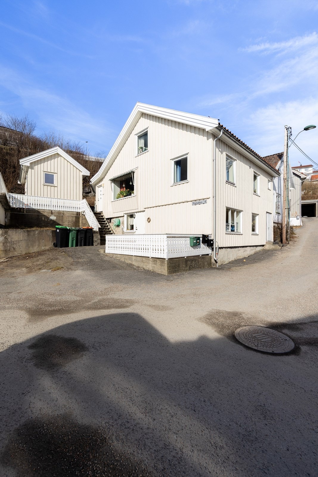 Boligens underetasje inneholder stue, kjøkken, bad, soverom og bod, samt trappegang. Store deler av boligens underetasje har vært utleid. Galleribilde