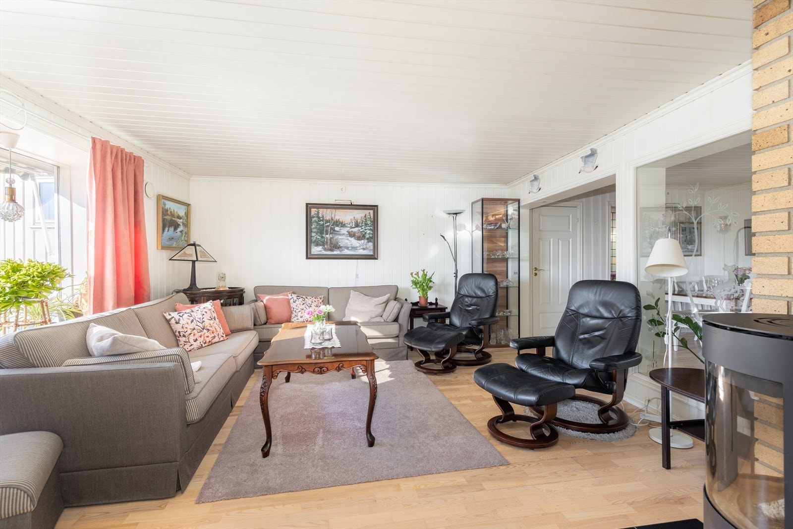 Stuen har fin plass til sofagruppe og øvrig stuemøblement. Nyere, moderne vedovn med pipeløp som er oppgradert med stålrør i 2018. Galleribilde