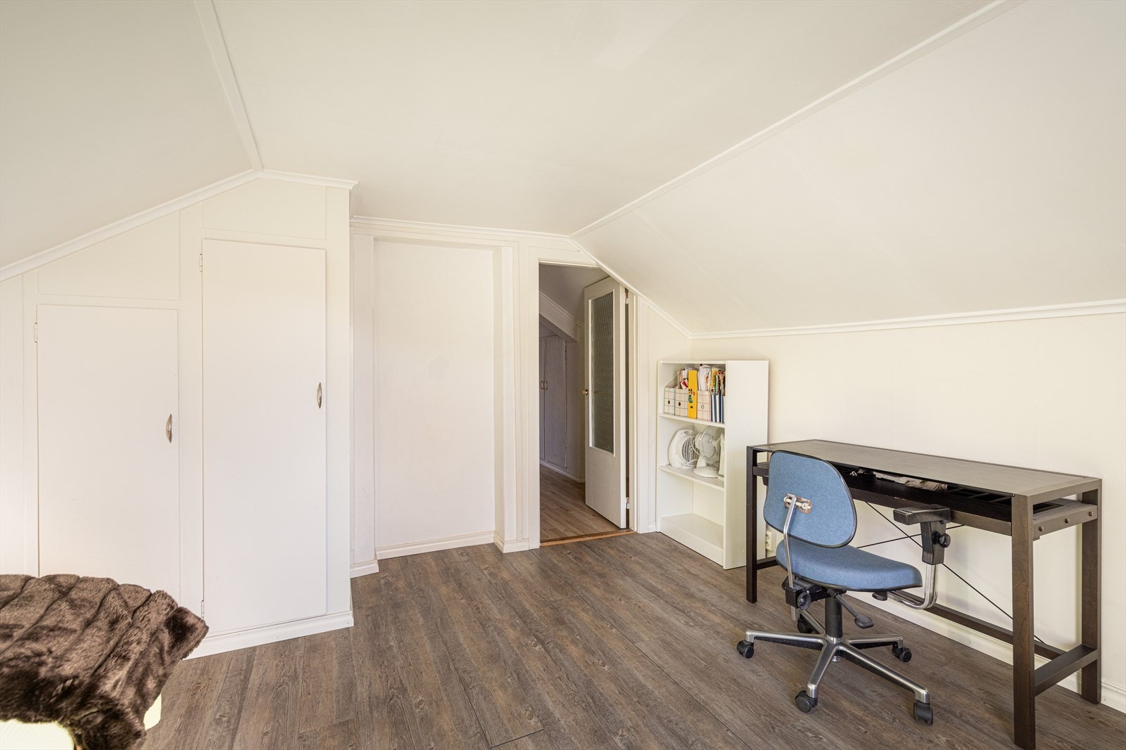 Soverommet har også plassbygde skap for klesoppbevaring. Ytterligere oppbevaringsplass i plassbygde skap i tilliggende gang med skråtak. Galleribilde