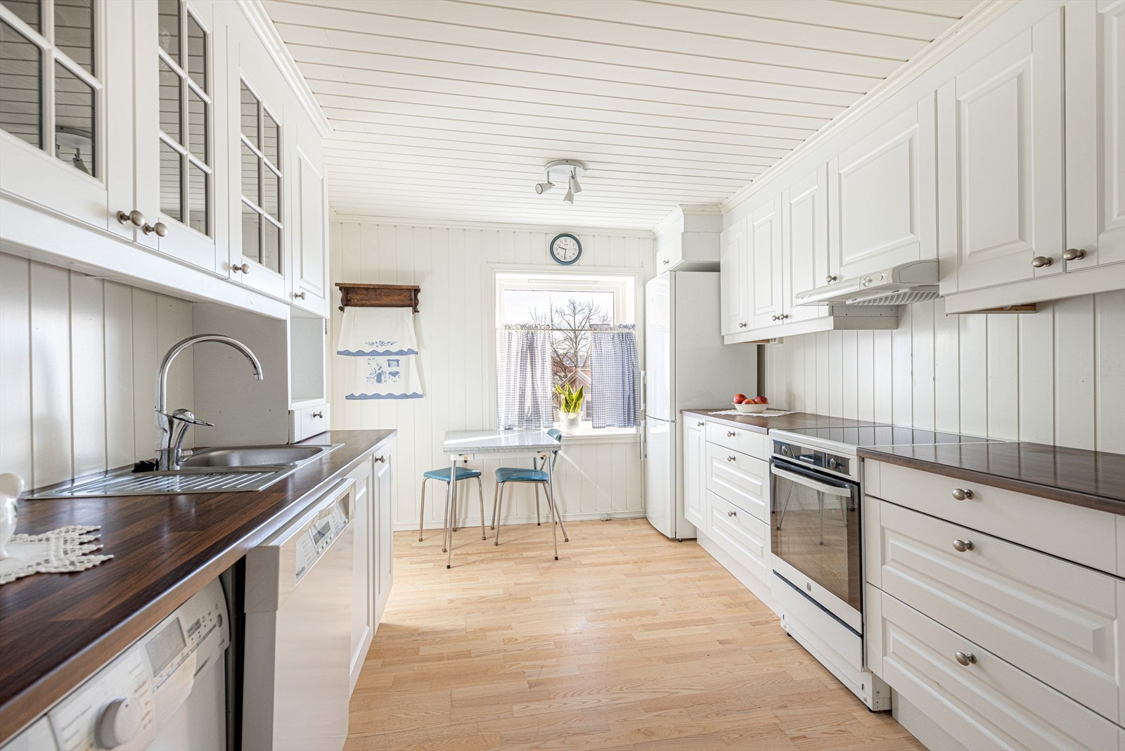 Laminat benkeplate med gode arbeidsflater og nedfelt benkebeslag i rustfritt stål med praktisk avrenningsflate og ett-greps blandebatteri. Galleribilde