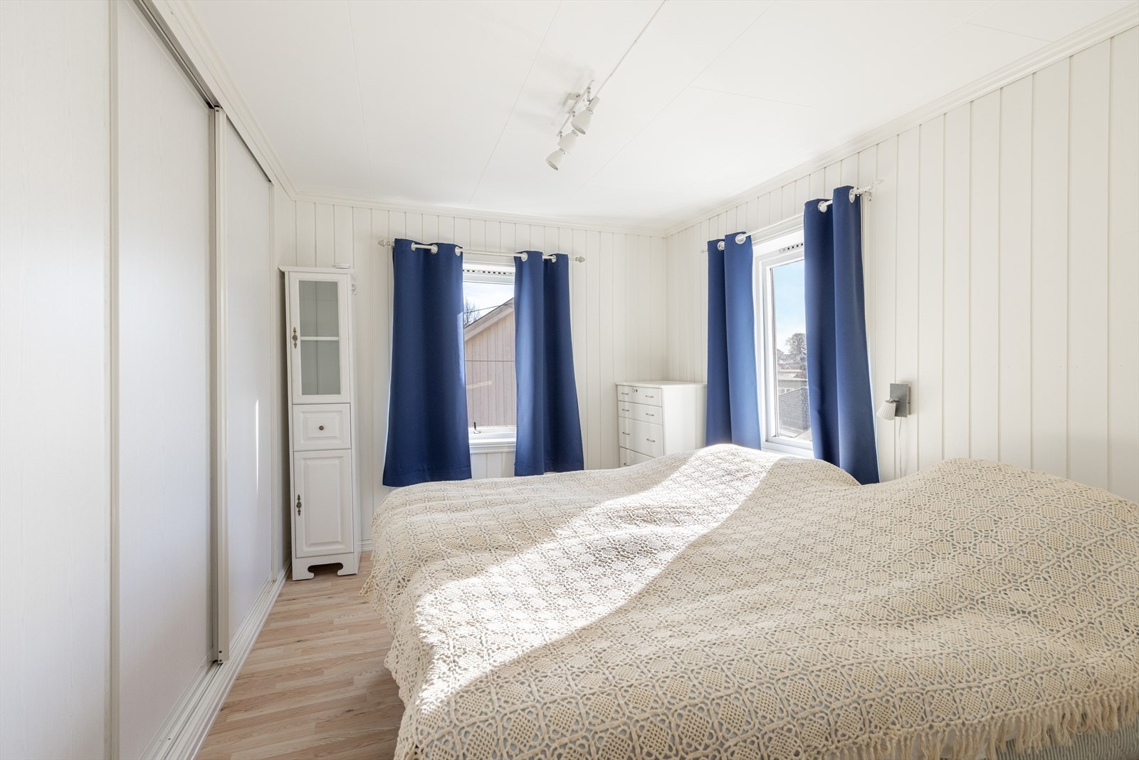 Hovedsoverommet er av god størrelse, med lyse overflater og god plass til dobbeltseng. Stor og praktisk skyvedørsgarderobe for klesoppbevaring. Galleribilde