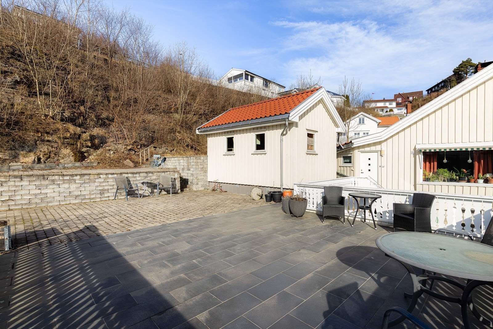 EiendomsMegler1 v/Mette Krokås Selander presenterer Pilebakken 4 - Sjarmerende, eldre enebolig med fin og sentral beliggenhet i idylliske Brevik! Galleribilde