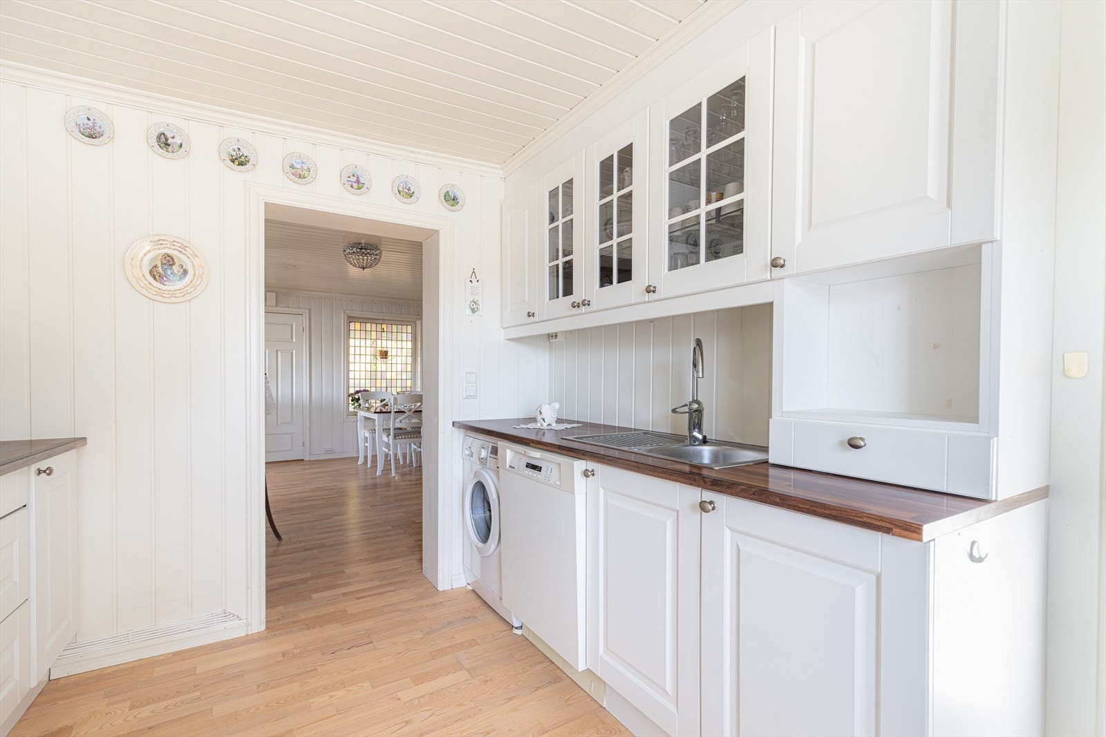 Kjøkkenet har opplegg for oppvaskmaskin og vaskemaskin, samt automatisk vannstopper. Det er for øvrig avsatt plass til frittstående hvitevarer. Galleribilde