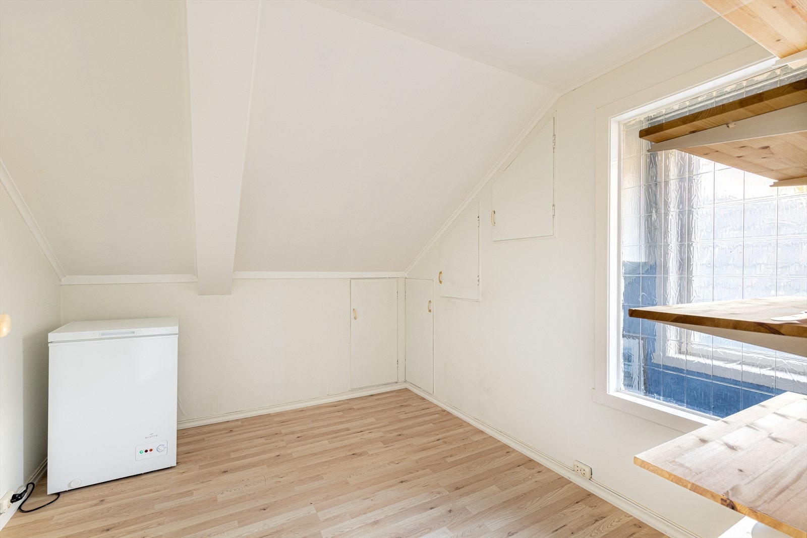 Det andre soverommet i loftetasjen er lyst og romslig, med plassbygde skap for oppbevaring. Fastkarmsvindu ut mot tilliggende trappegang. Galleribilde