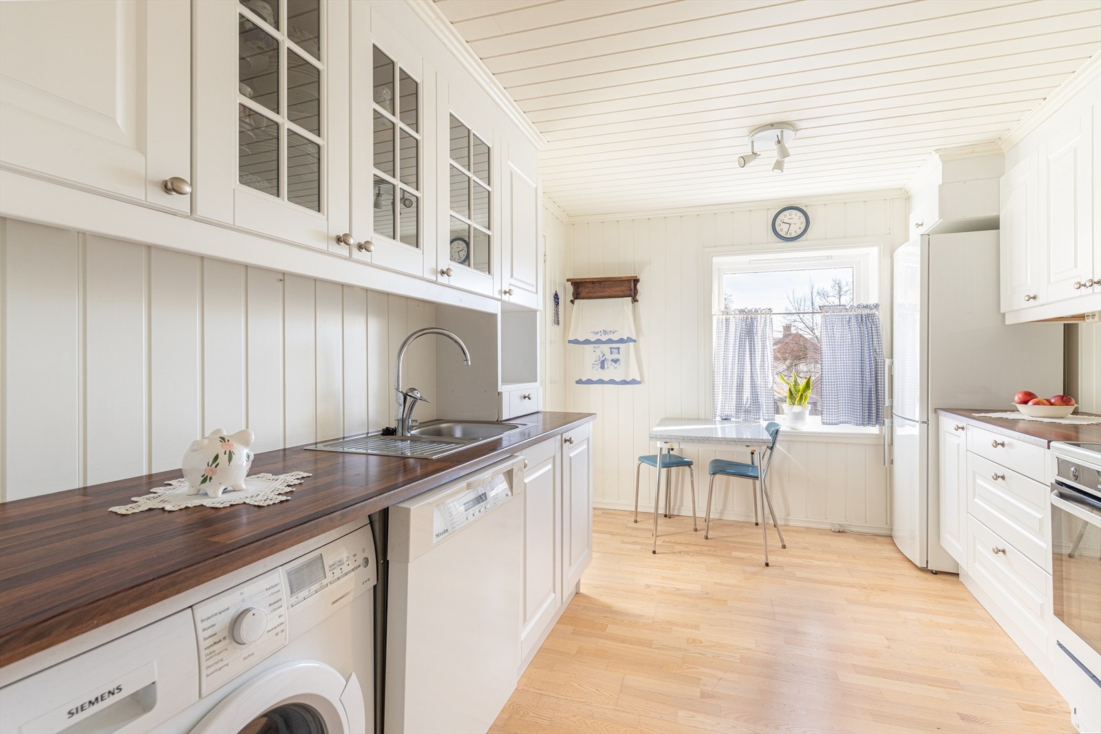 Pent og romslig kjøkken, med fin spiseplass ved kjøkkenvindu og lys kjøkkeninnredning fra 2013. Godt med skapplass og profilerte fronter. Galleribilde