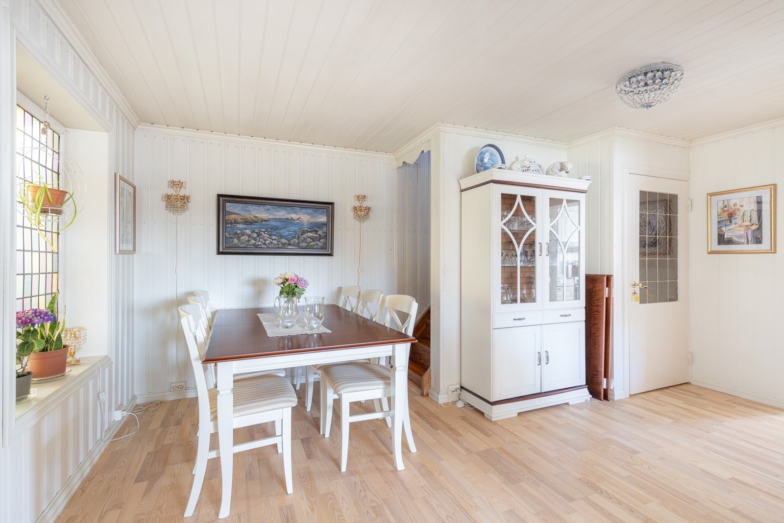 Det er lakkert tretrapp fra spisestuen opp til loftetasjen. Tilliggende trappegang med nedgang til underetasjen via malt tretrapp med belegg i trinn. Galleribilde