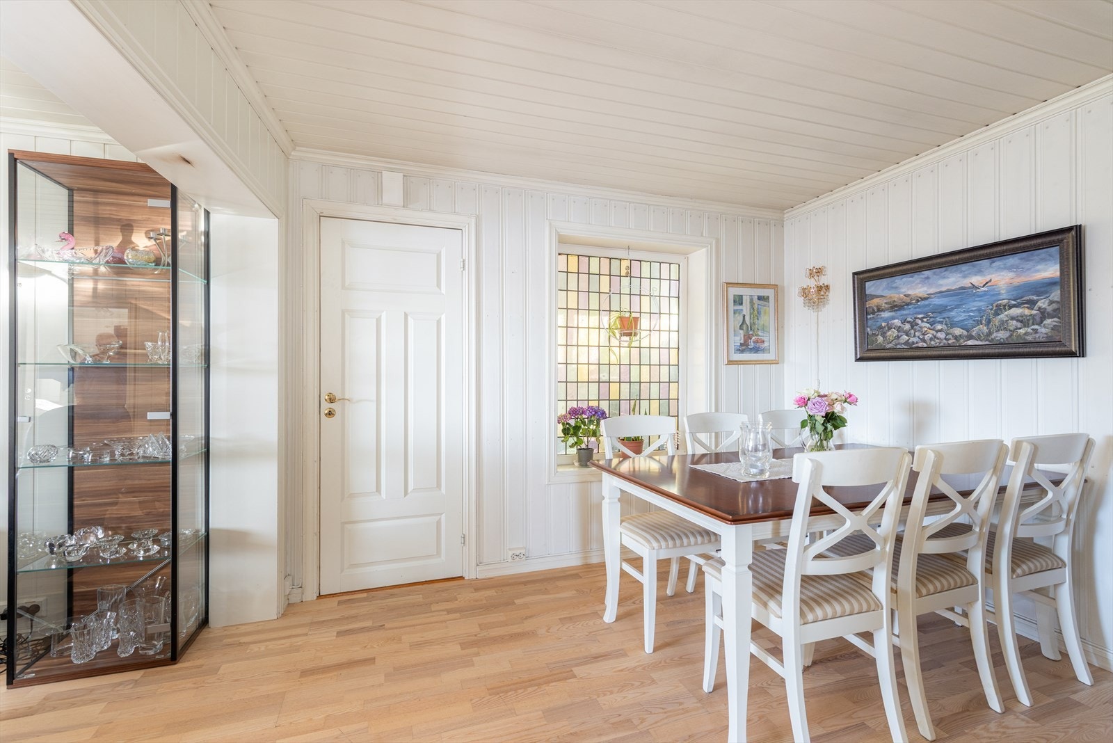 Romslig spisestue i fin tilknytning til stuen, og praktisk tilliggende kjøkkenet. Spisestuen har lyse overflater og fin plass til spisegruppe. Galleribilde