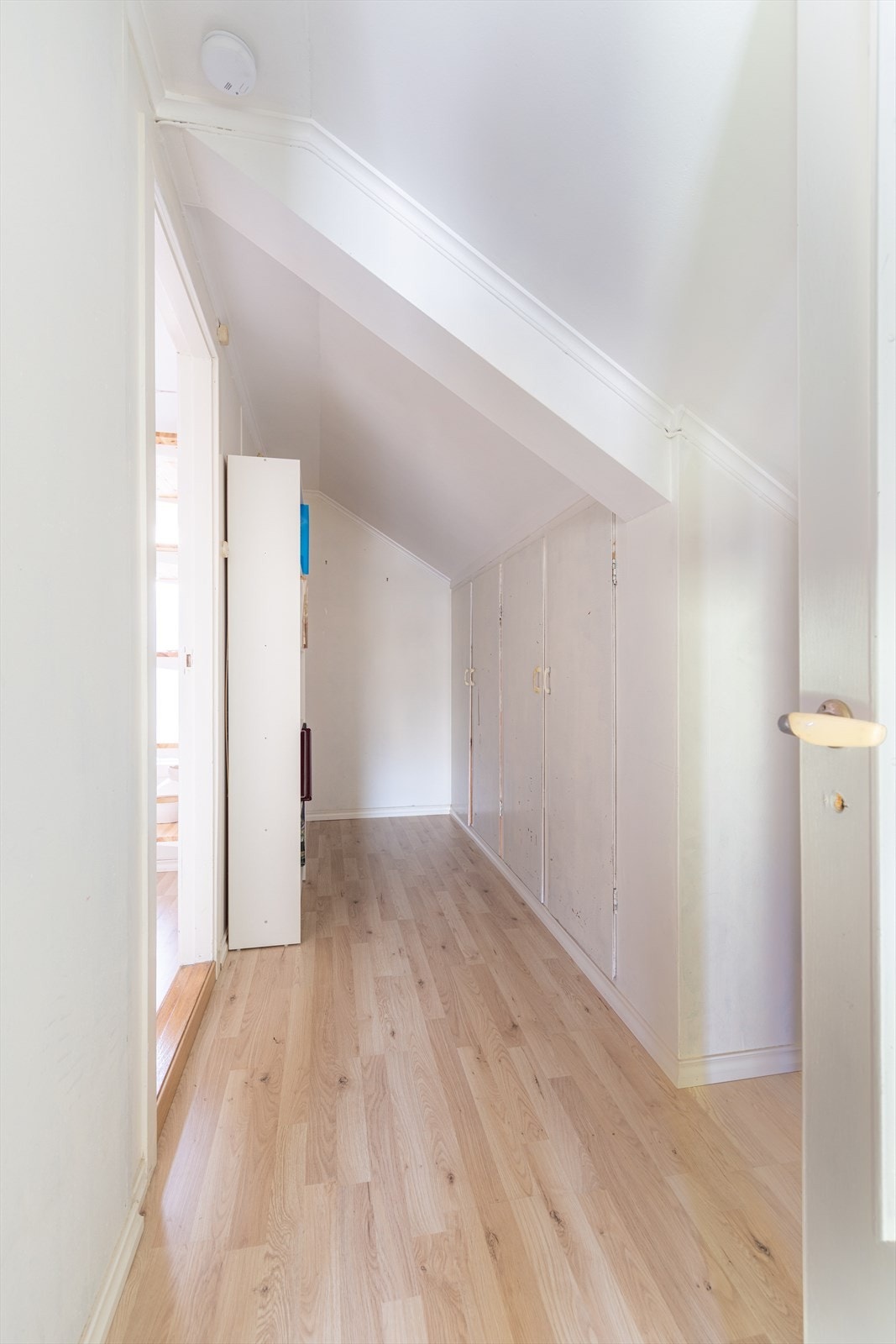 Det antas at soverom med fastkarmsvindu er innredet i ettertid og at rømningsvei ikke tilfredsstiller dagens krav til rom for varig opphold. Galleribilde