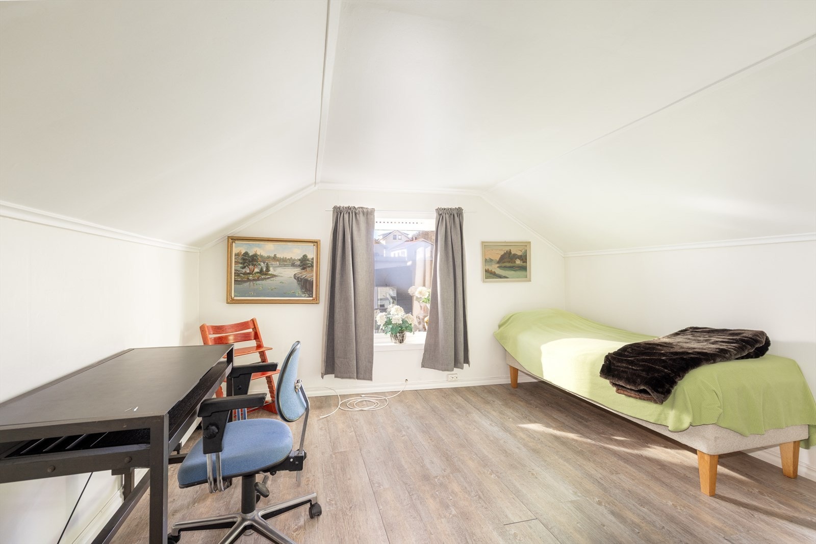 Det største soverommet i loftetasjen er også av god størrelse, med lyse overflater og god plass til soveromsmøblement. Galleribilde