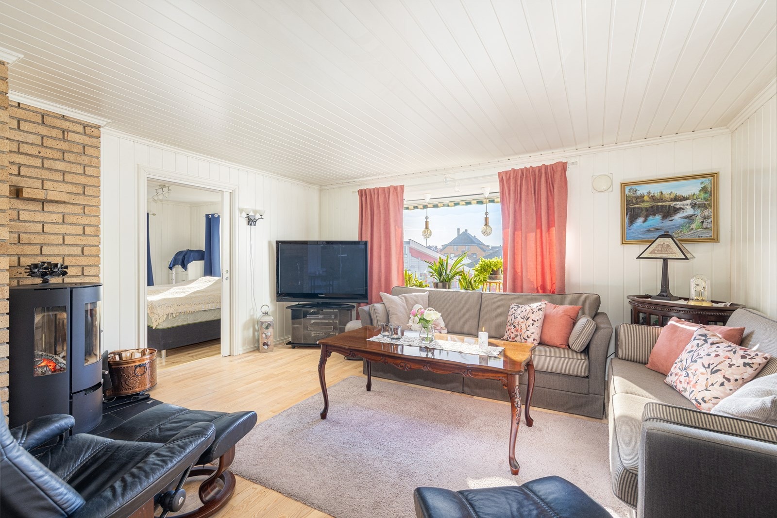 Fin og romslig stue i hovedetasjen, med lyse overflater og stort karnappvindu mot syd, som slipper inn godt med naturlig lys. Galleribilde