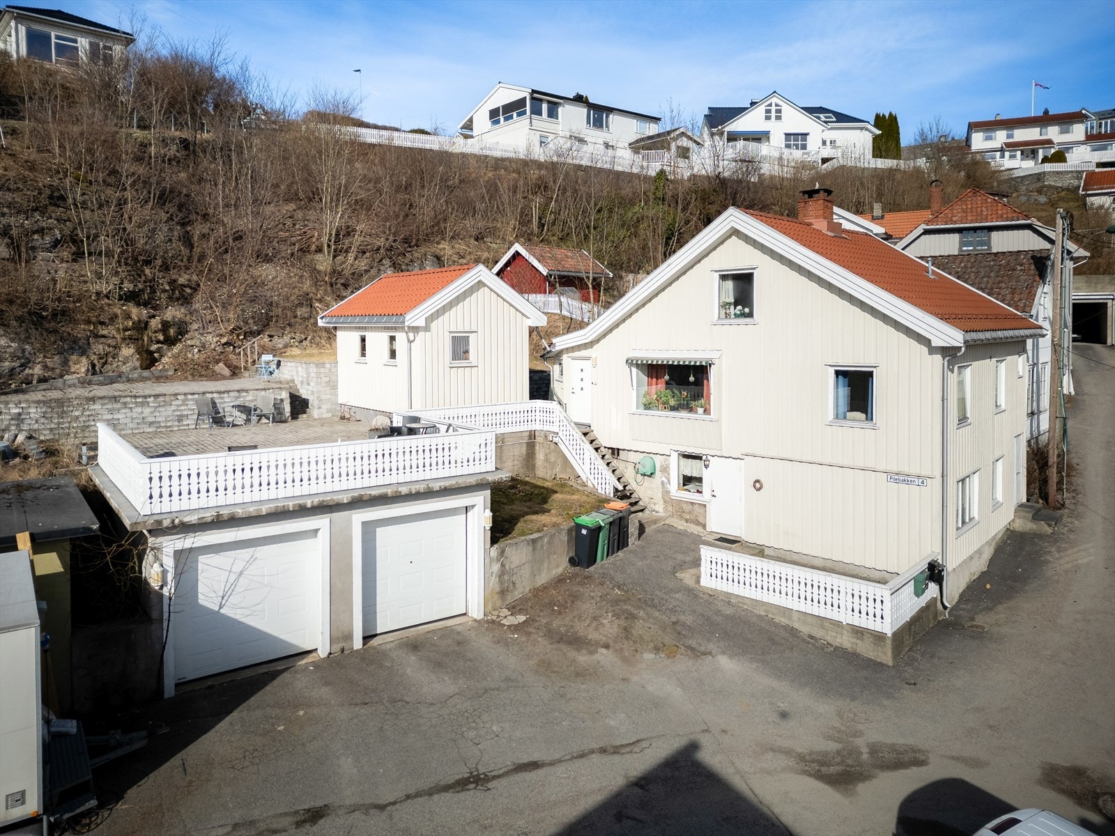 EiendomsMegler1 v/Mette Krokås Selander presenterer Pilebakken 4 - Sjarmerende, eldre enebolig med fin og sentral beliggenhet i idylliske Brevik! Galleribilde