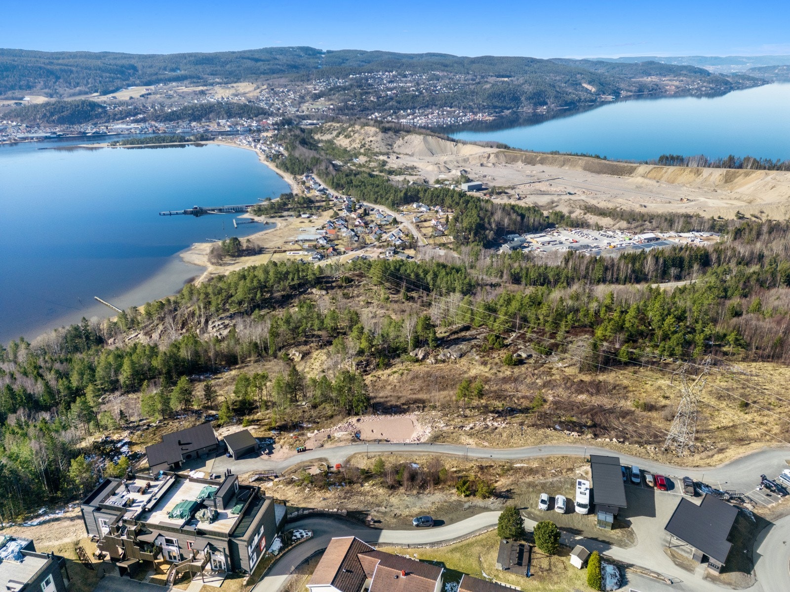 Kort avstand til Drammensfjorden med mange flotte badeplasser mv. Svelvik ses i bakgrunnen. Galleribilde