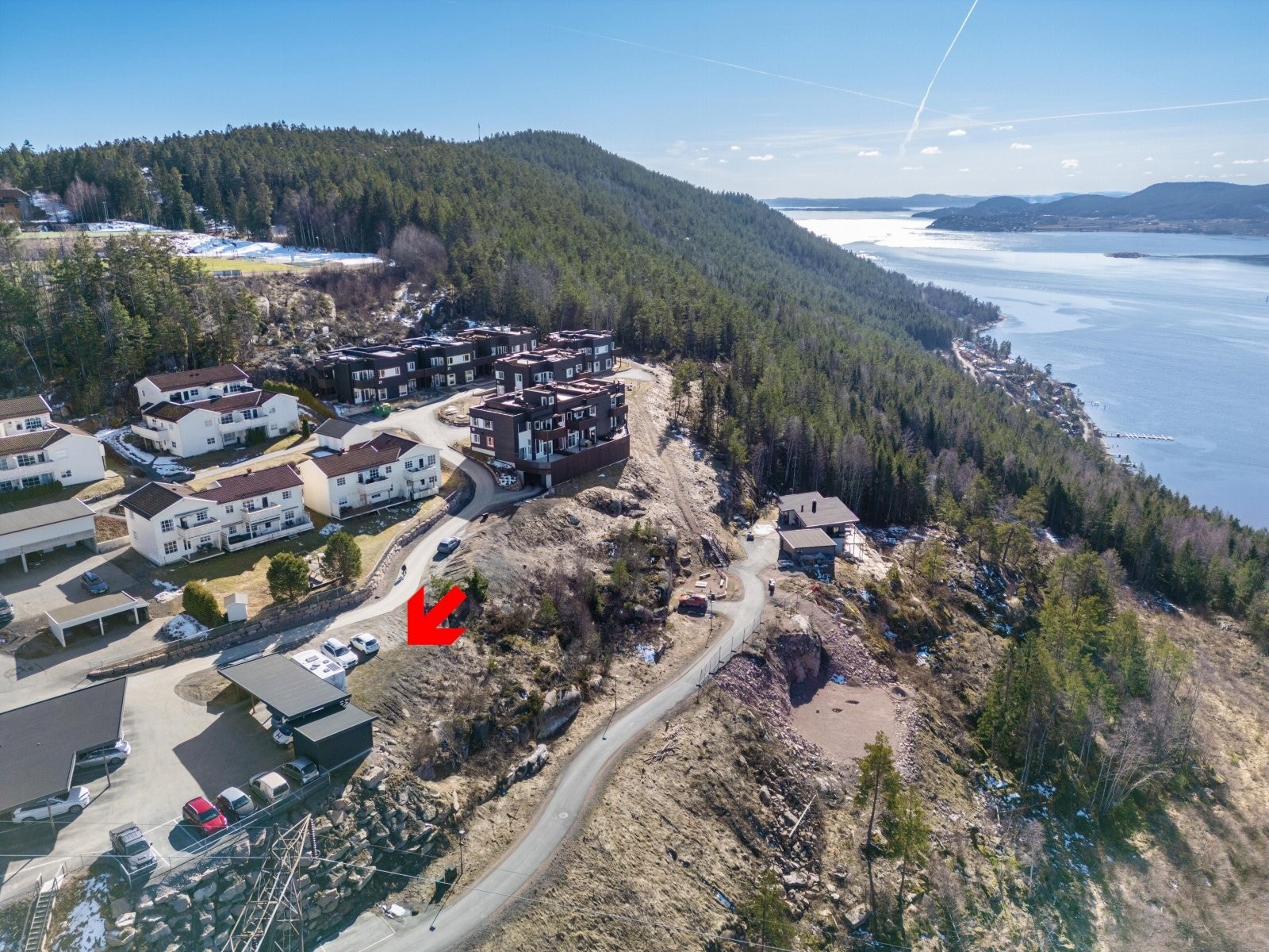 Tomten ligger meget solrikt til og med meget flott utsikt. Galleribilde