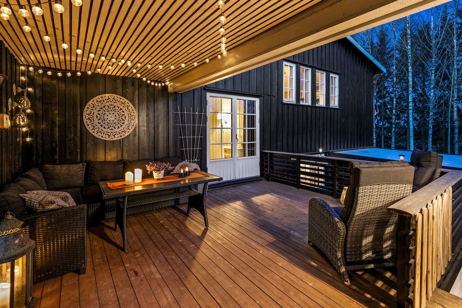 Kveldsstemning fra den første terrassen på 20 kvm, med utgang fra stuen Galleribilde