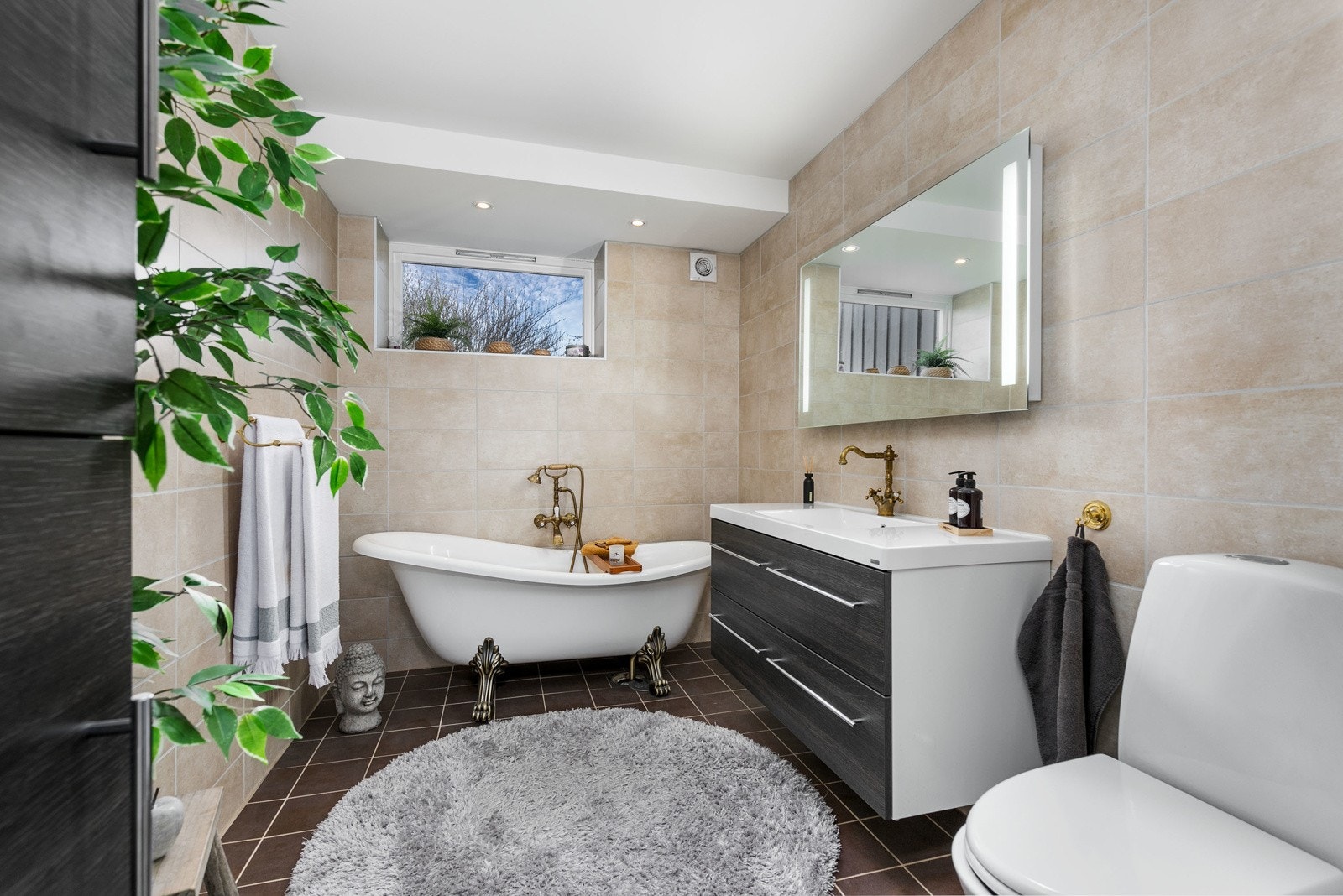 Delikat baderom i boligens underetasje, oppgradert i 2014. Badet er gitt tilstandsgrad 1 med unntak av gulv- og veggoverflater og membran, tettesjikt og sluk som er gitt tilstandsgrad 2 Galleribilde