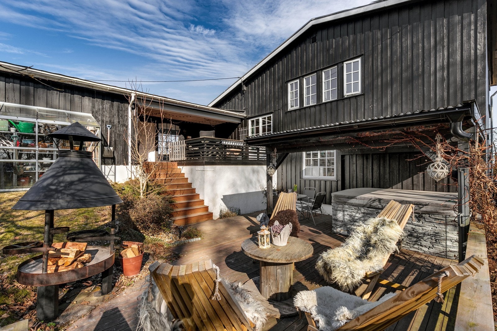 Det er etablert trapper i terreng, steinbelagt gårdsplass og skiferheller ved inngangsparti. Hekk og gjerde som skjermer godt for sjenerende innsyn og rammer inn eiendommen. Galleribilde