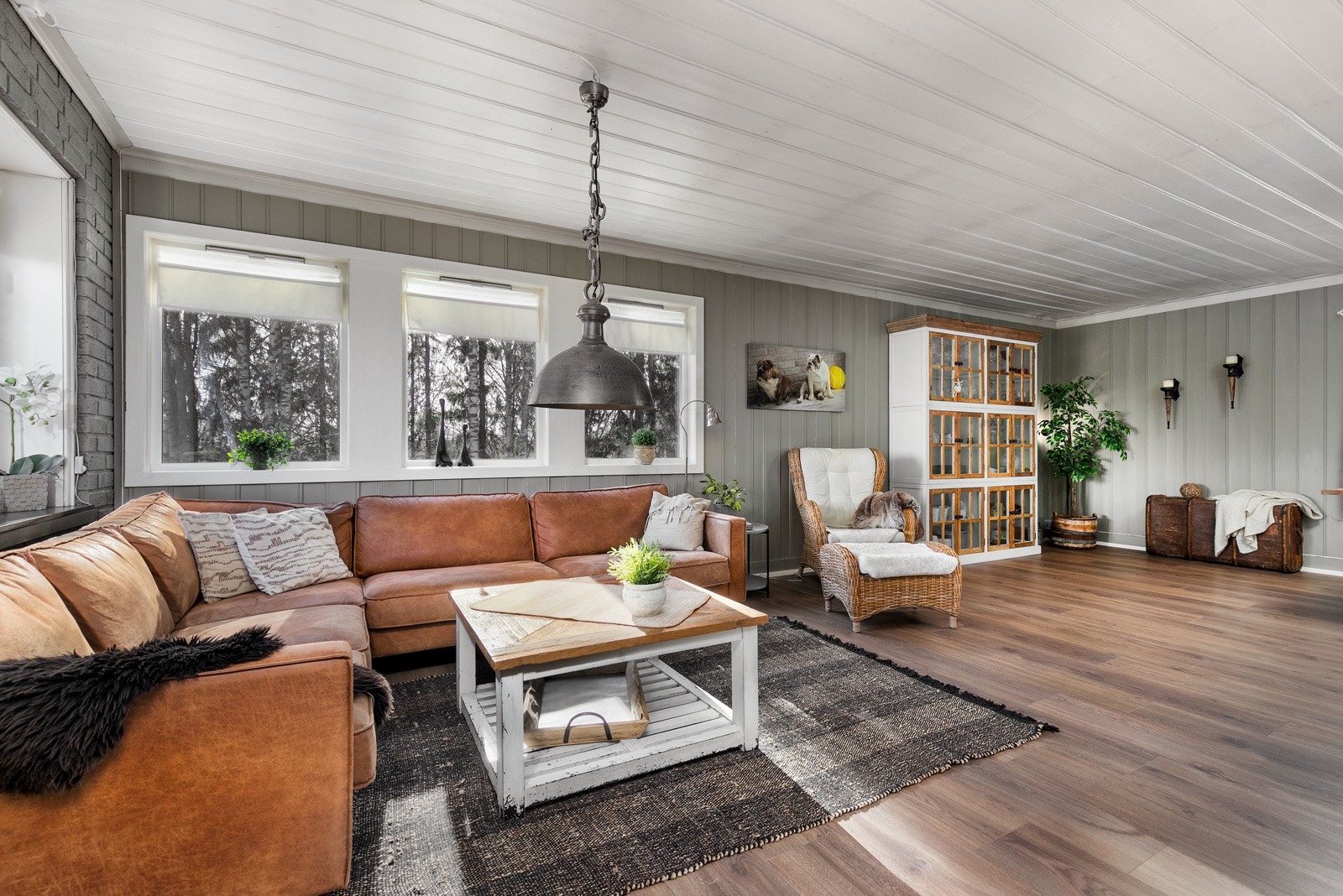 Svært gode lysforhold med store vindusflater i flere himmelretninger som gir en meget luftig romfølelse. Galleribilde