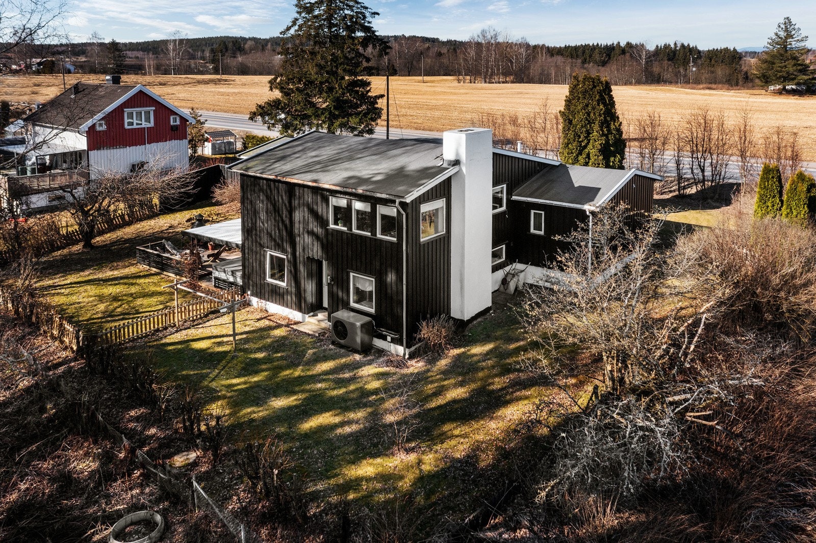 Eiendommen har en fantastisk tomt på hele 1 849 kvm som omrammer boligen. Galleribilde