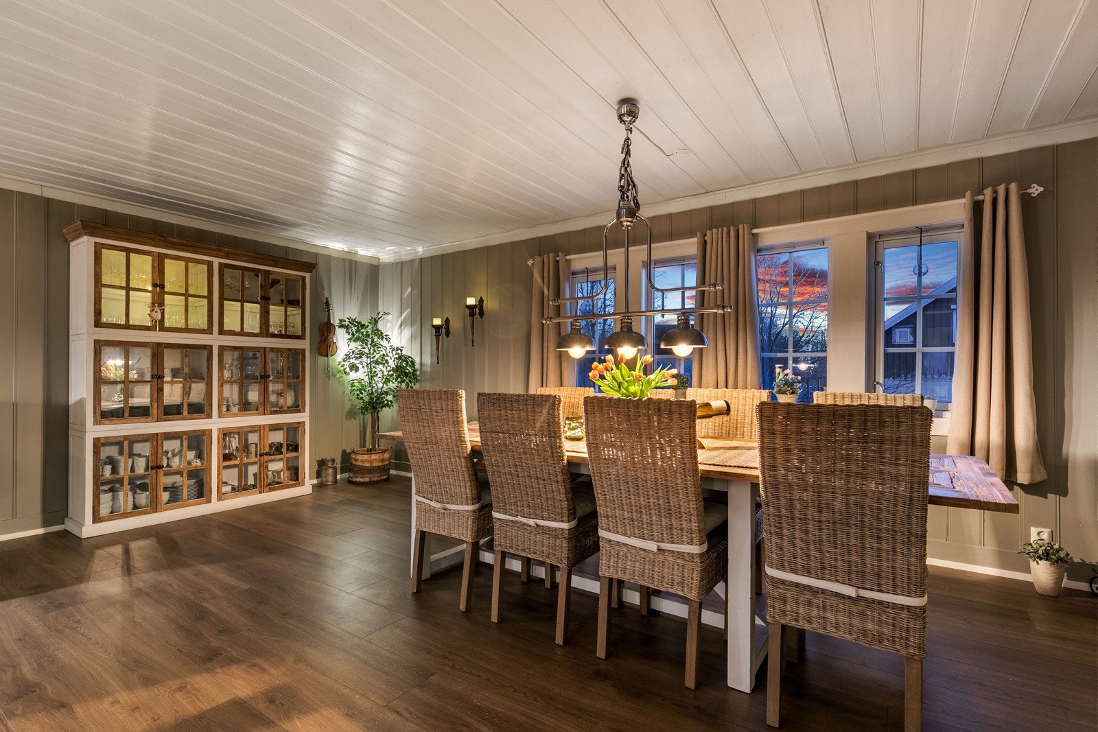 God avsatt plass til å sette inn et større spisebord i andre enden av stuen. Her kan hyggelige middager tilbringes med venner og familie. Galleribilde