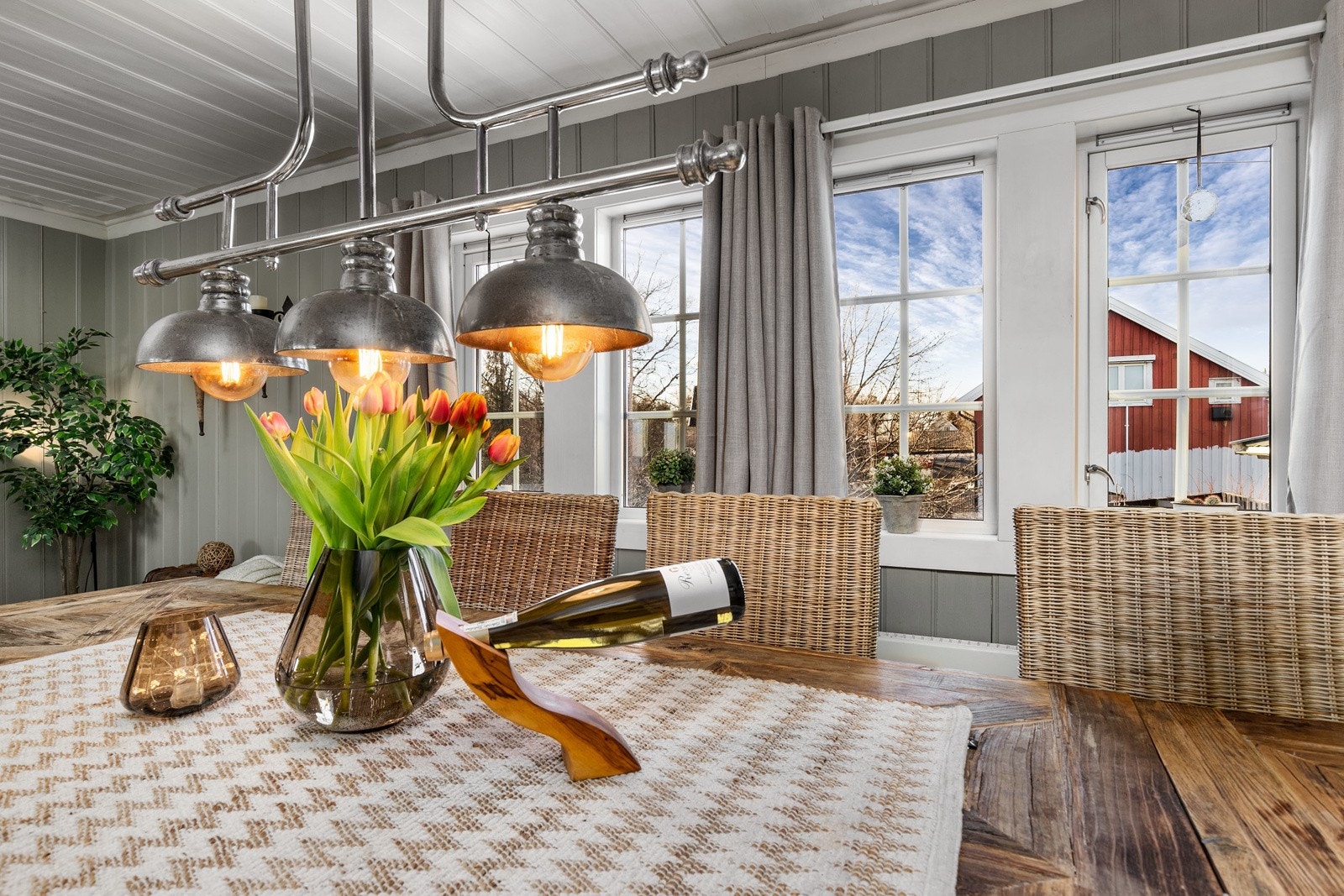 Flott lys fra store vinduer med nydelig utsyn mot hagen. Galleribilde