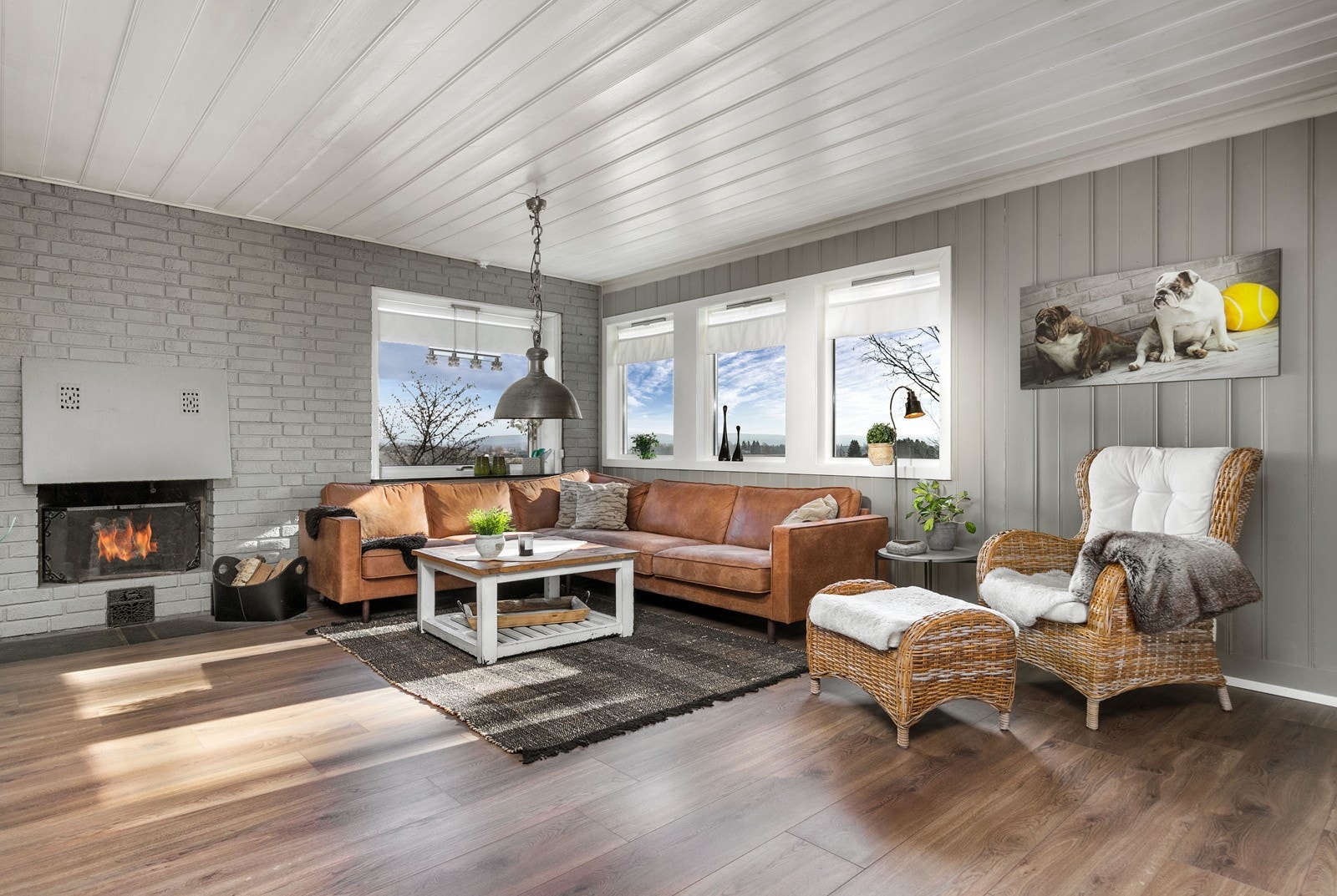 I ene enden av rommet er det en flott peis som avgir varme og skaper en god atmosfære. I tillegg er boligen oppvarmet med radiatorer, tilknyttet luft-til-vann varmepumpe som bidrar til en jevn temperatur året gjennom. Galleribilde