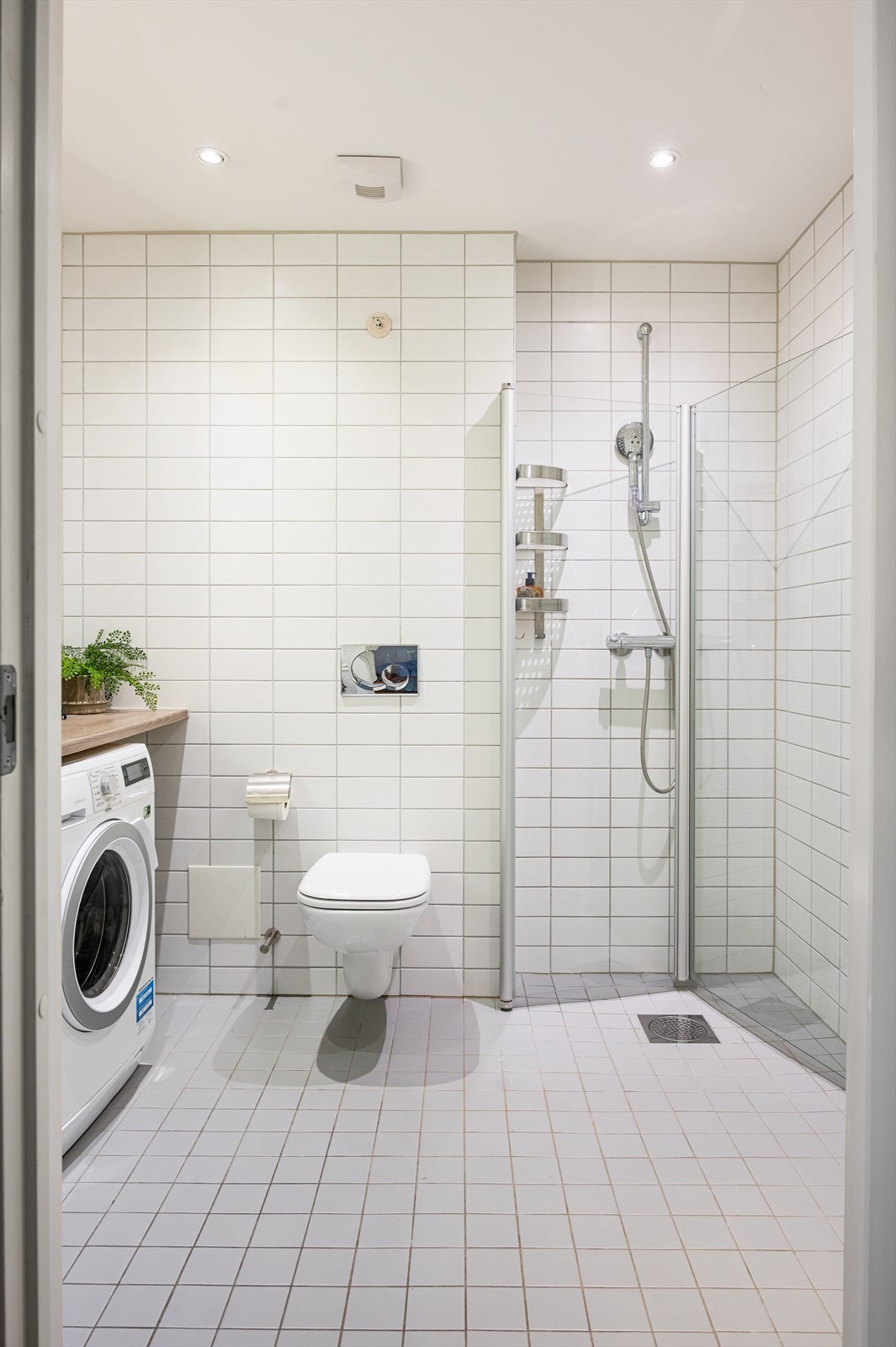 Det er opplegg for oppvaskmaskin/tørketrommel, samt flere skap for oppbevaring. Galleribilde