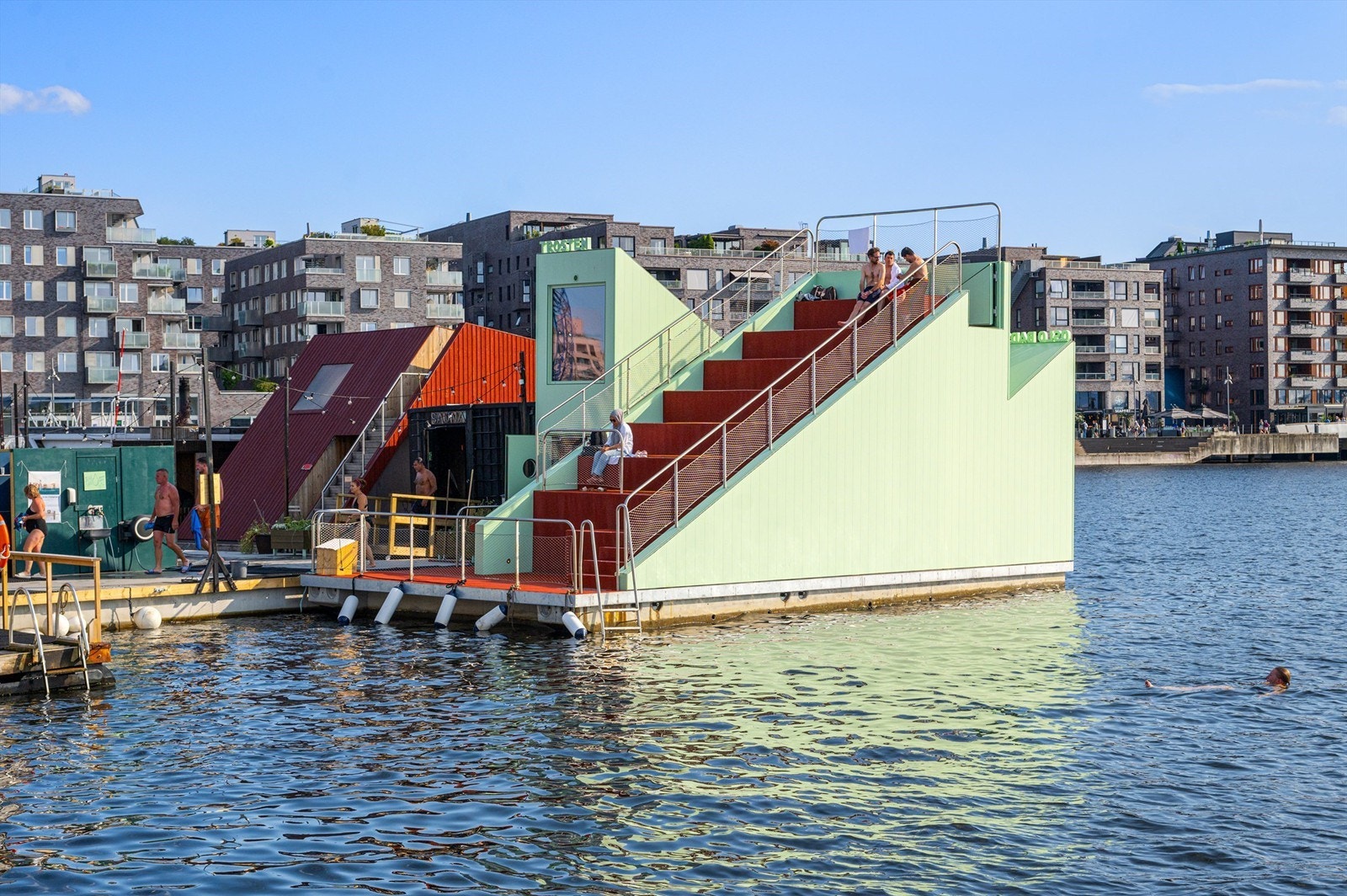Sauna har blitt svært populært i Oslo, sommer som vinter. Fronten på sameiet kan ses i bakgrunnen. Galleribilde