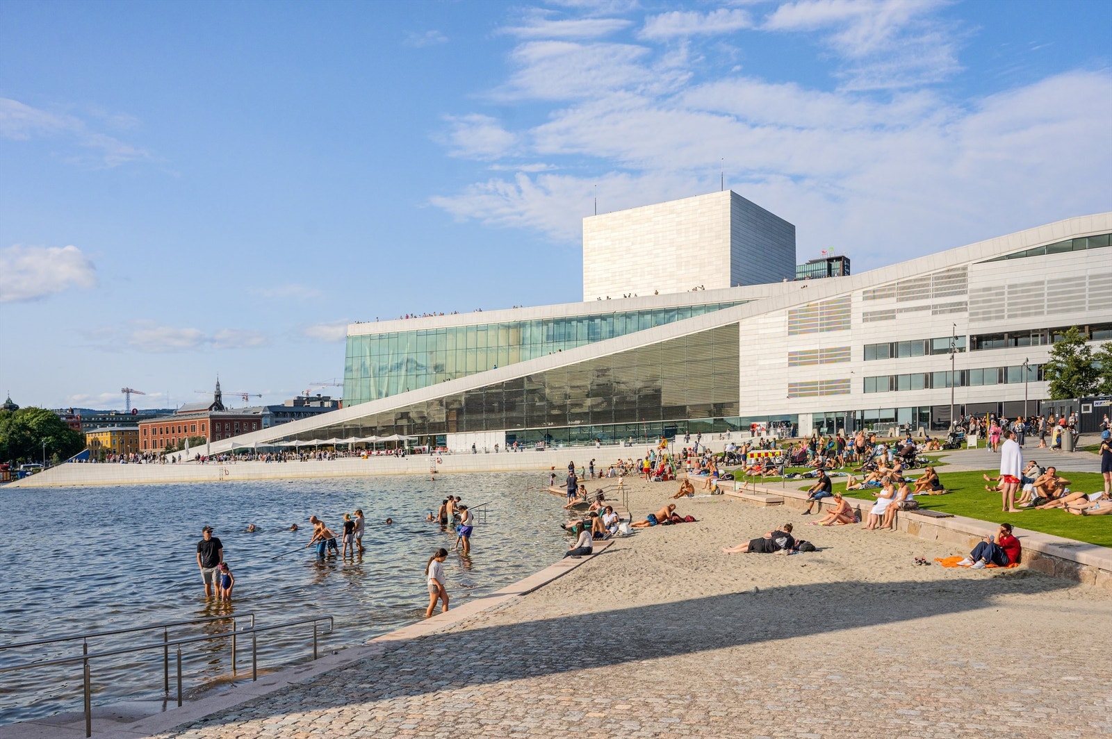 Operastranda er populær for folk i alle aldre. Galleribilde