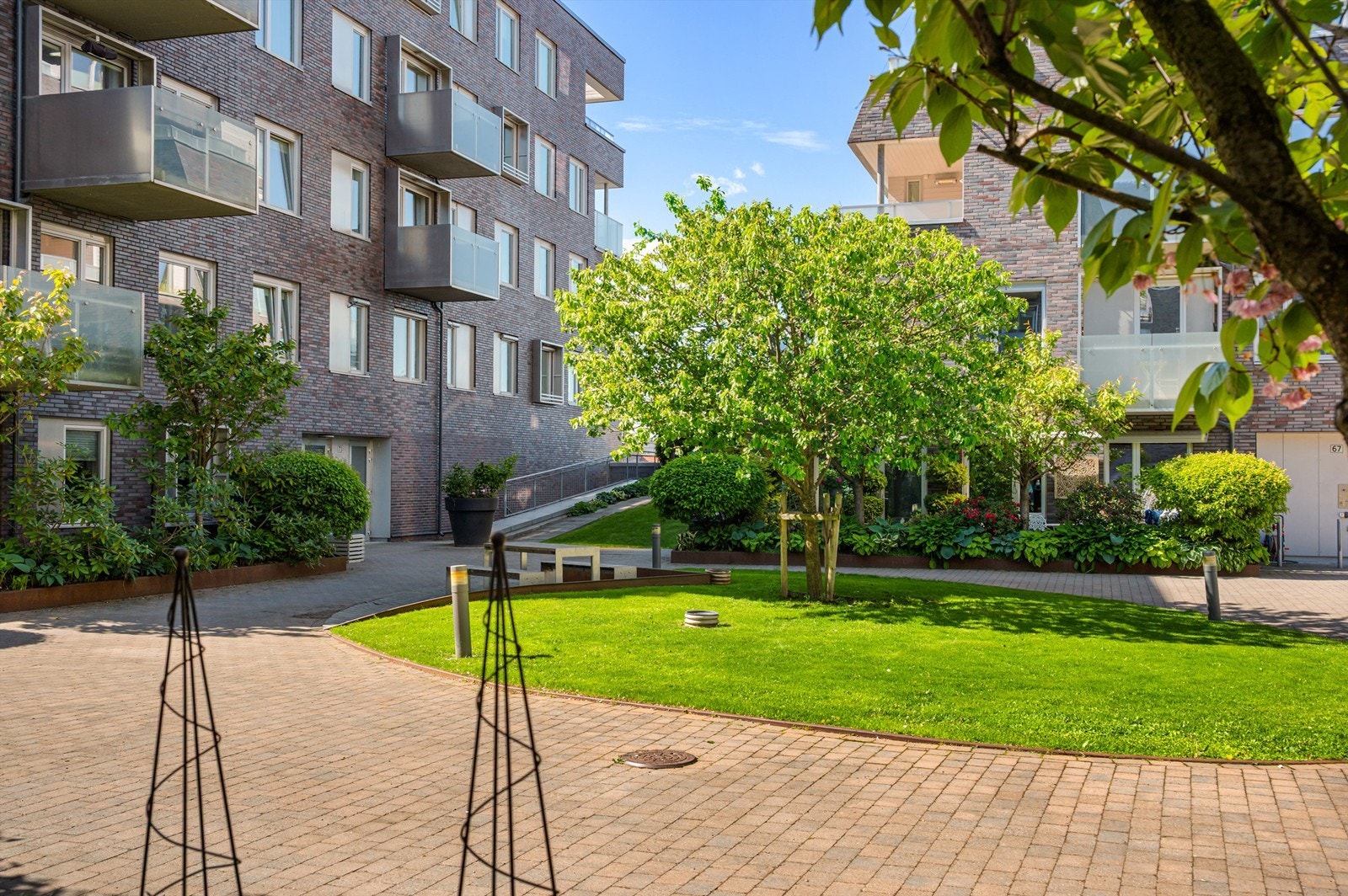 Koselig, rolig og romslig bakgård med mye beplantning. Barnevennlig og trygt bomiljø. Galleribilde